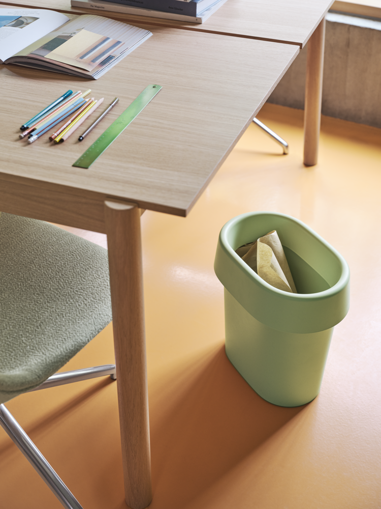 /globalassets/content-media/images/pdp/reduce-paper-bin/reduce-paper-bin-light-green-linear-system-oak-fiber-side-ecriture-910-swivel-muuto-org.png?revision=639110263420000000