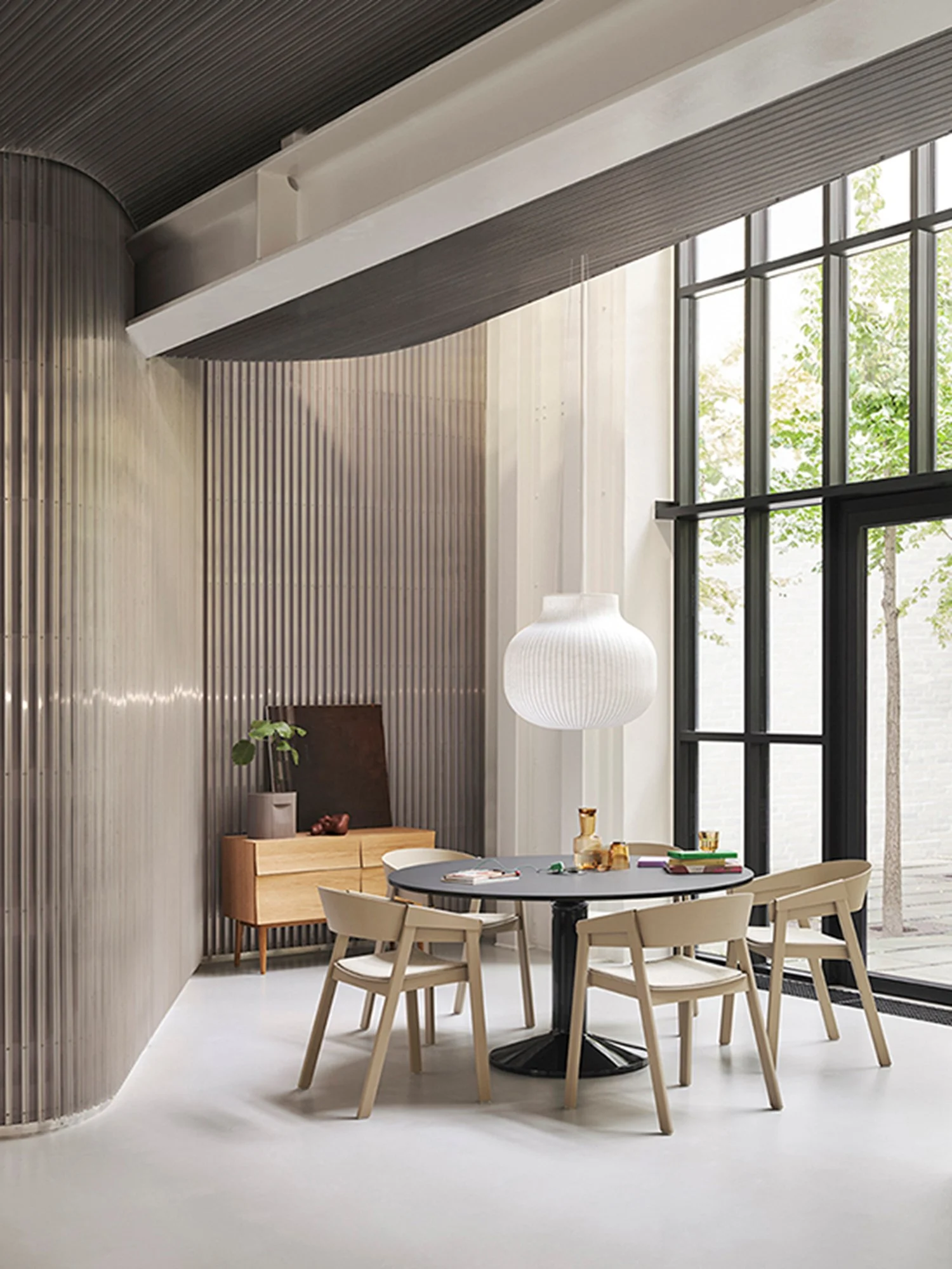 /globalassets/content-media/images/pdp/reflect-sideboard/cover-arm-dark-beige-ecriture-910-midst-table-power-black-strand-pendant-reflect-sideboard-oak-ridge-planter-low-res.jpg?revision=639105367740000000