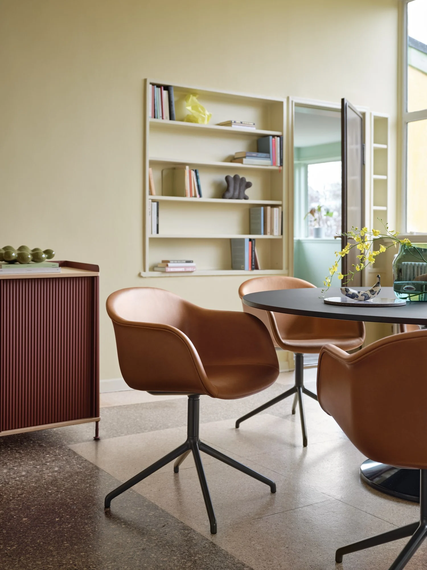 /globalassets/content-media/images/plp/seating/dining-chairs/midst-table-160-black-fiber-armchair-swivel-refine-leather-cognac-black-silent-vase-20-dark-green-enfold-148x45-h85-oak-deep-red-muuto-org.jpg?revision=639074556320000000