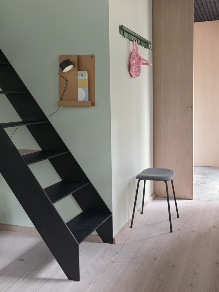 /globalassets/content-media/images/plp/storage/hallway-storage/coil-coat-rack-100-dark-green-fiber-stool-tube-black-st-trio-153-folded-burnt-orange-post-wall-muuto-org.png?revision=639077049040000000