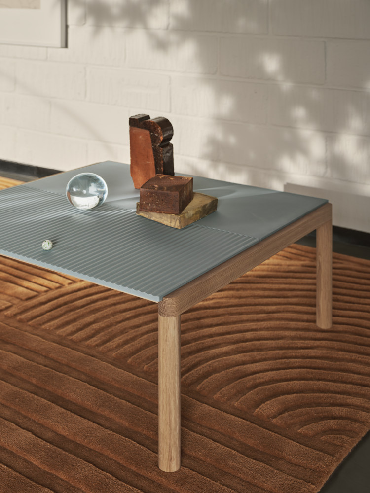 couple-coffee-table-80x84x40-plain-wavy-pale-blue-oak-relevo-rug-170x240-burnt-orange-muuto-org