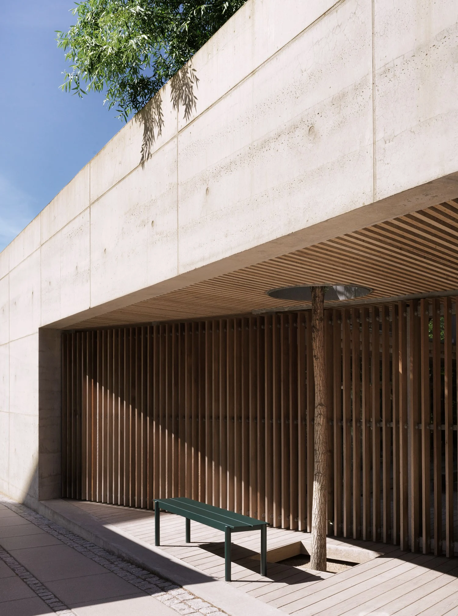 /globalassets/content-media/images/products/shop-by-family/linear-steel-family/linear-steel-bench-dark-green-muuto-org.jpg?revision=639078885400000000