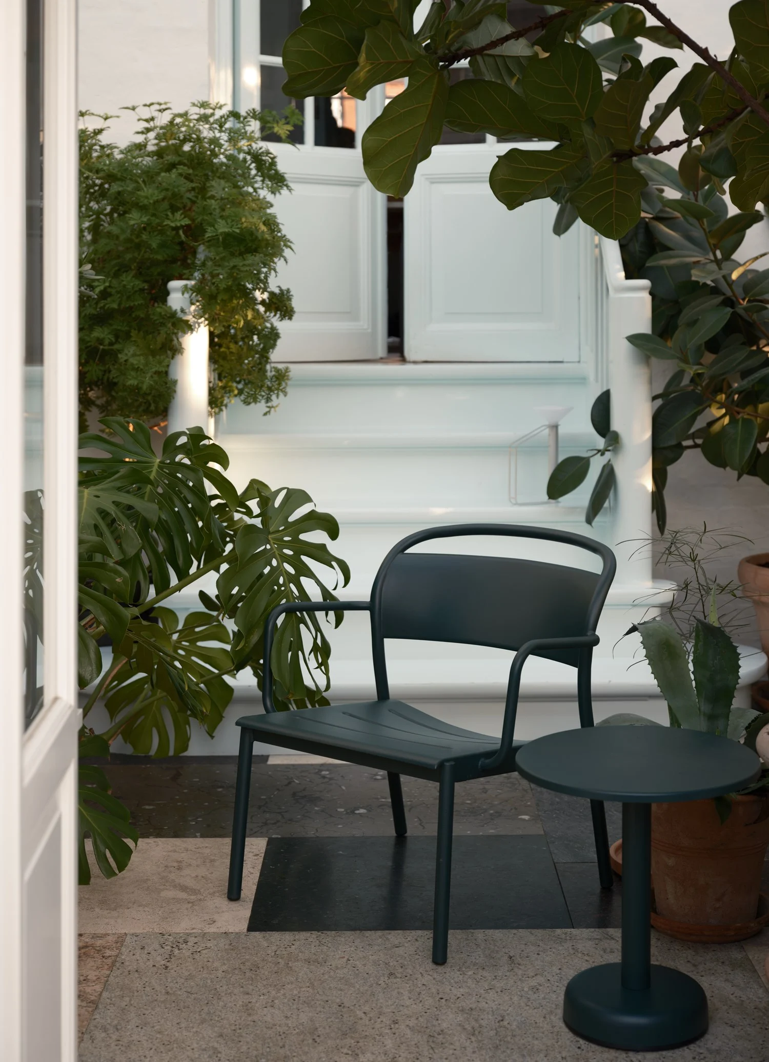 /globalassets/content-media/images/products/shop-by-family/linear-steel-family/linear-steel-lounge-armchair-coffee-table-42-h47-dark-green-piton-alu-muuto-org.jpg?revision=639078885430000000