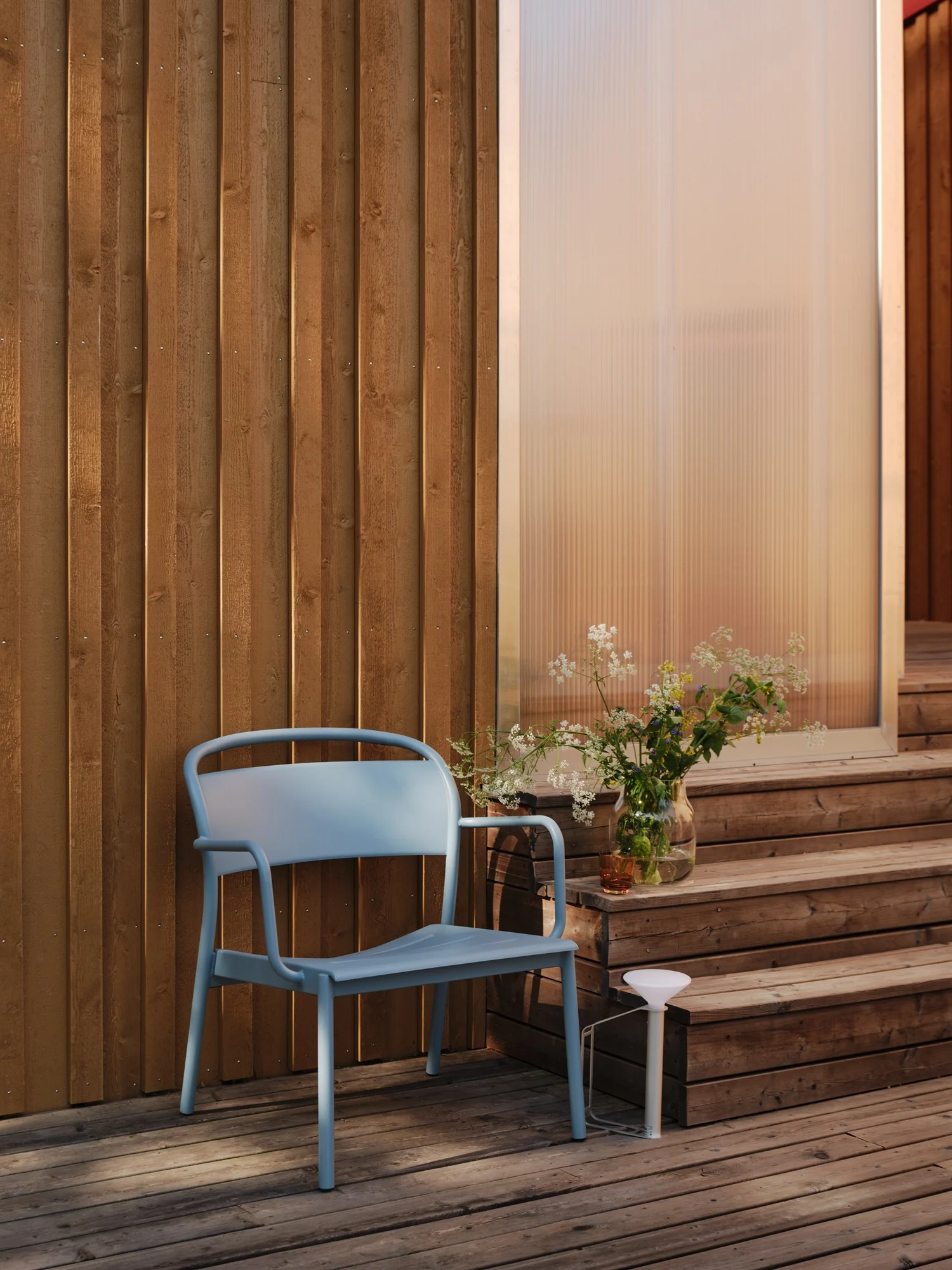 /globalassets/content-media/images/products/shop-by-family/linear-steel-family/linear-steel-lounge-armchair-pale-blue-piton-portable-silent-raise-muuto-org.jpg?revision=639078885430000000