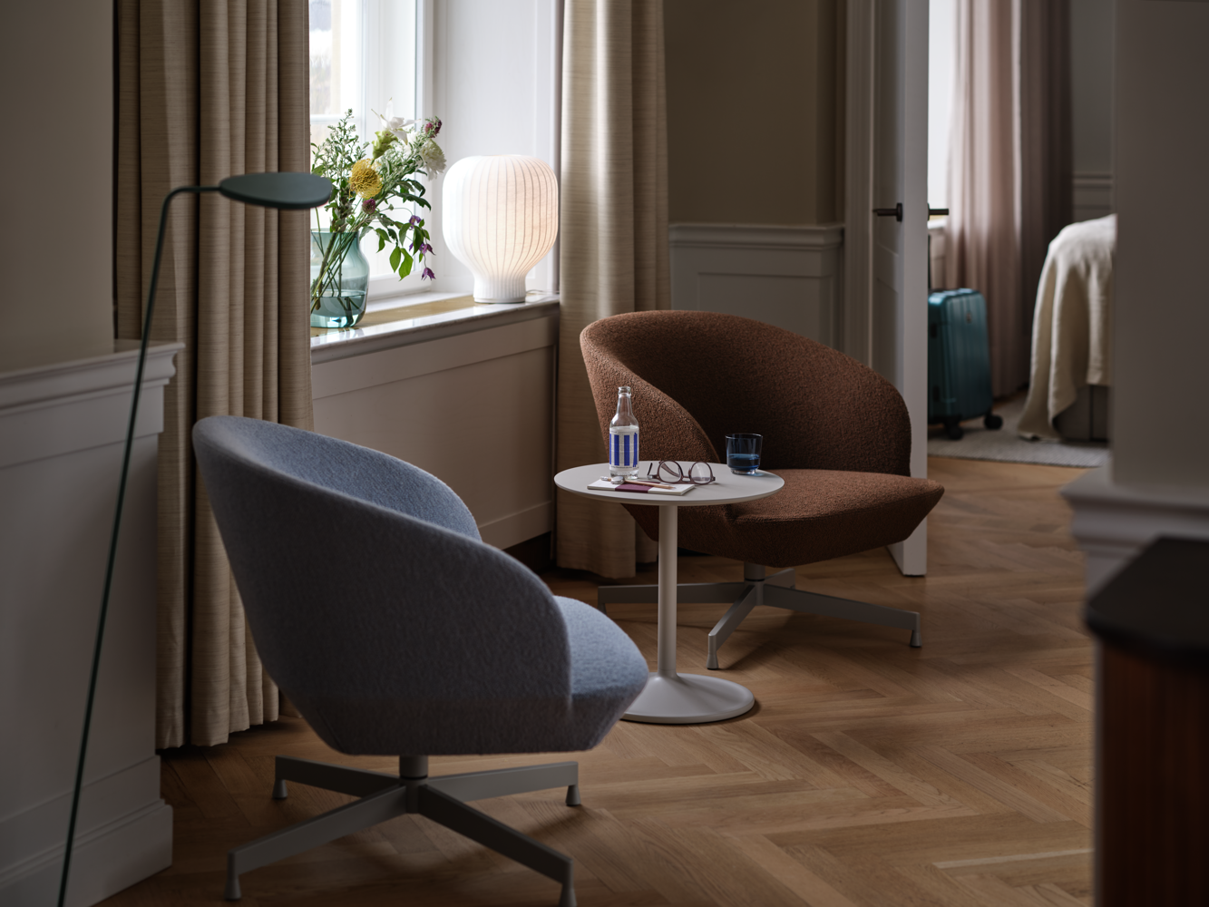 oslo-lounge-swivel-hearth-004-012-grey-soft-side-48-h48-grey-strand-table-lamp-muuto-org.png