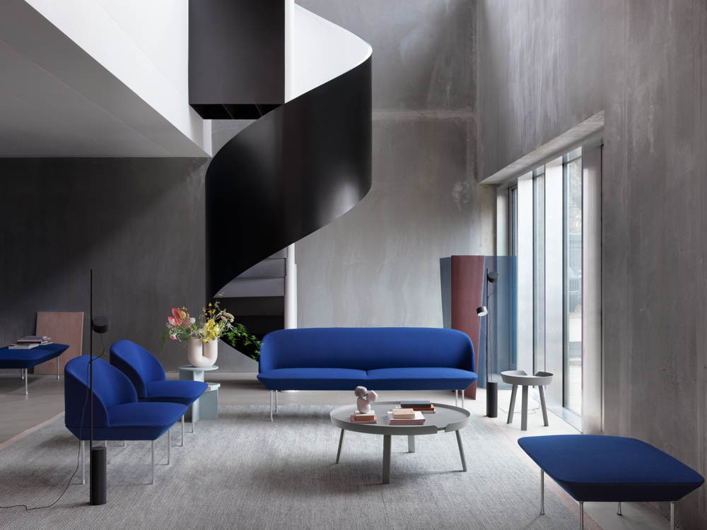 oslo-3-seater-lounge-pouf-bench-vidar-772-chrome-around-table-post-floor-lamp-kink-vase-muuto-org