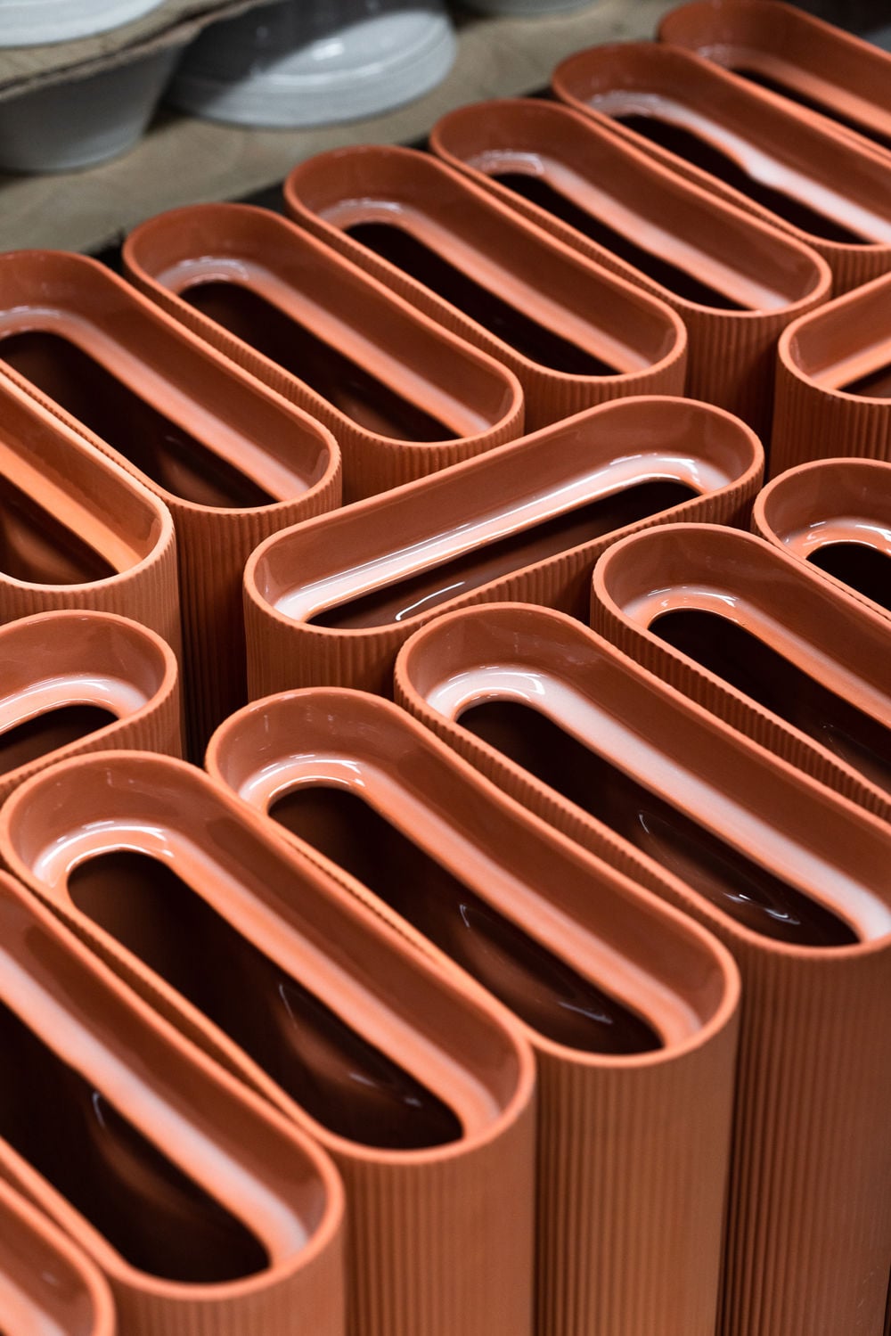 /globalassets/content-media/images/stories/in-process-ridge-vase/ridge-vase---factory-visit---13.jpg?revision=639052972860000000