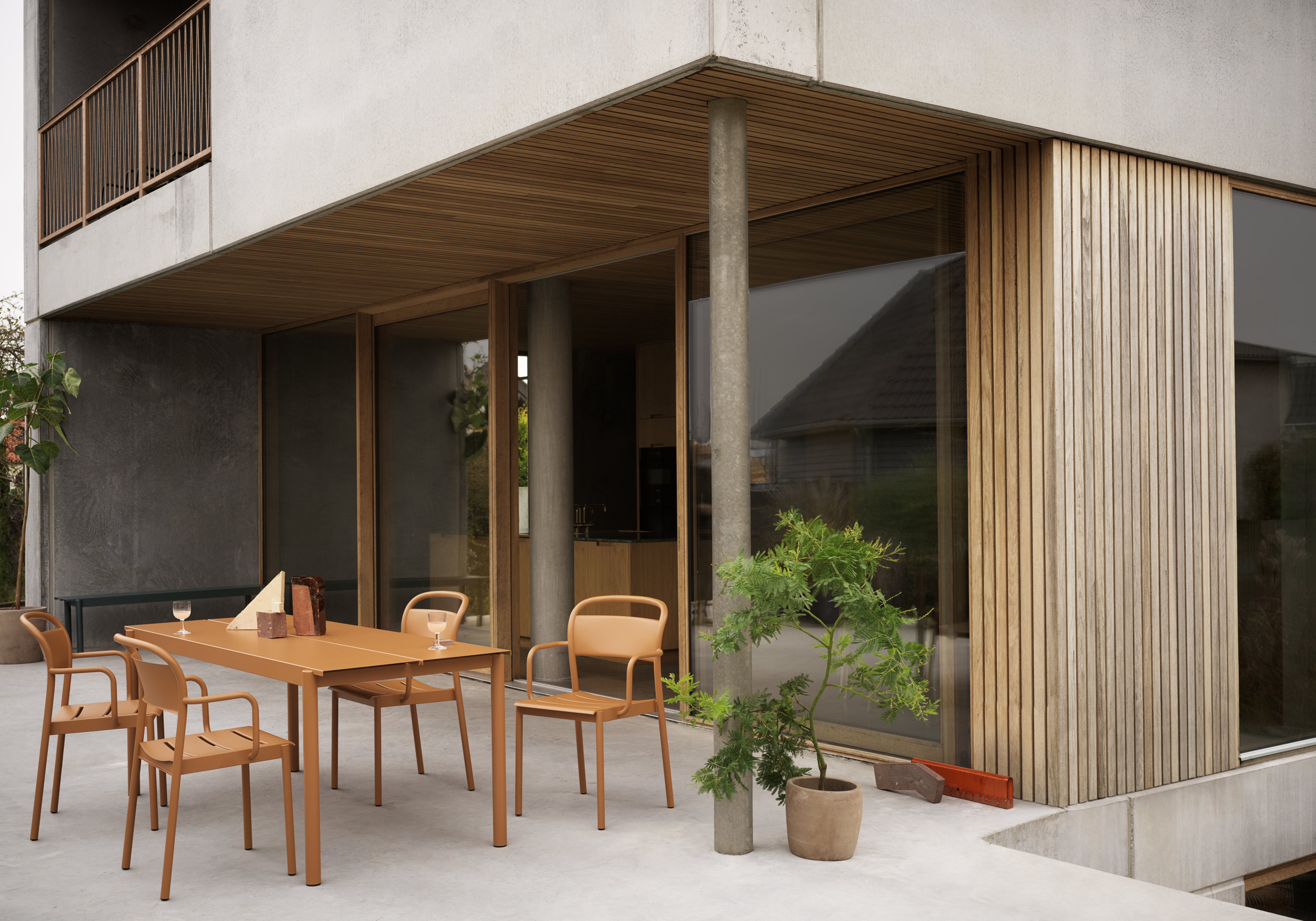 /globalassets/content-media/images/stories/linear-steel-series/linear-steel-armchair-linear-steel-table-200-cm-burnt-orange-muuto-org.png?revision=639053060340000000