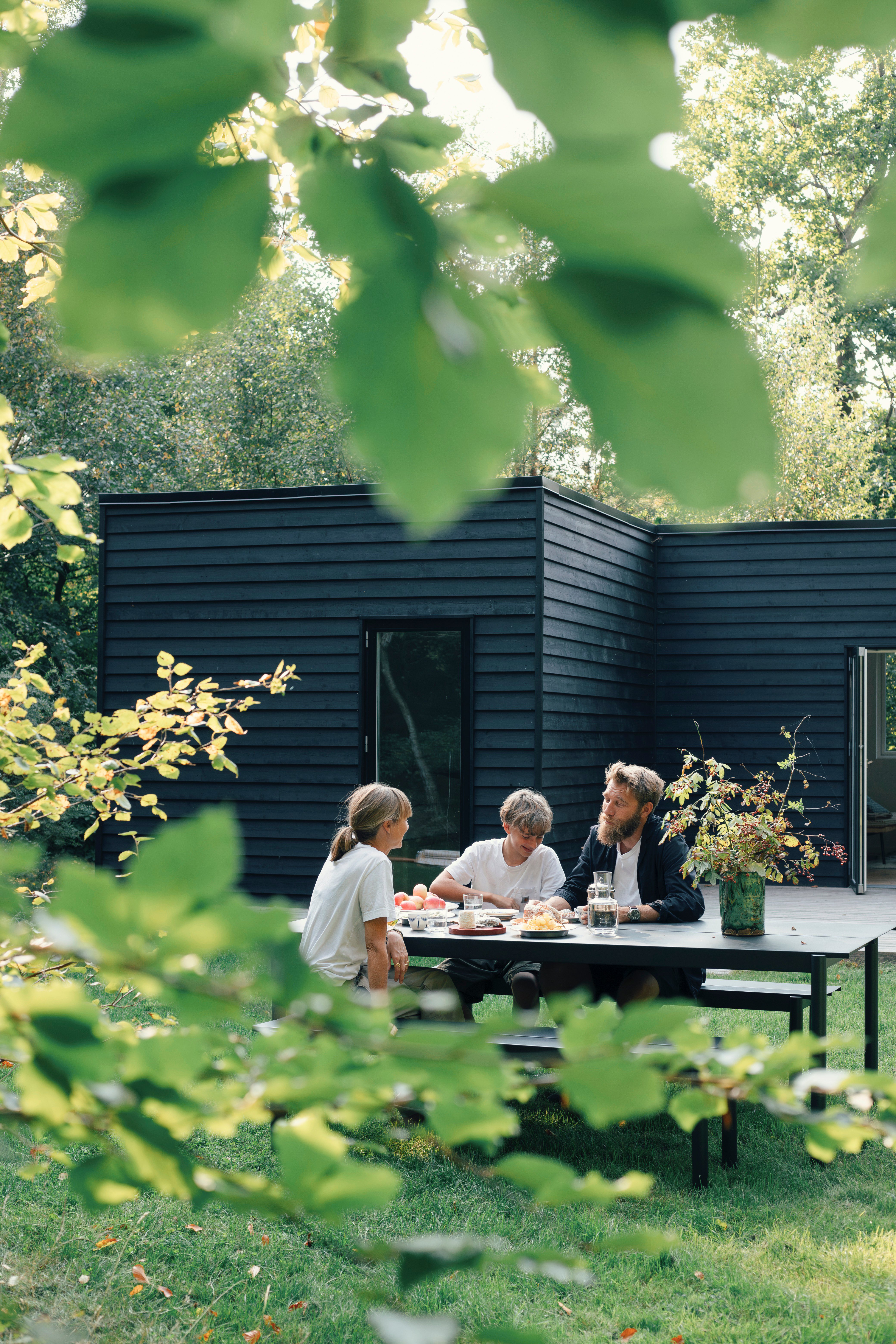 /globalassets/content-media/images/stories/outside---with-karstad-family/muuto_karstad_023.jpg?revision=639125391210000000