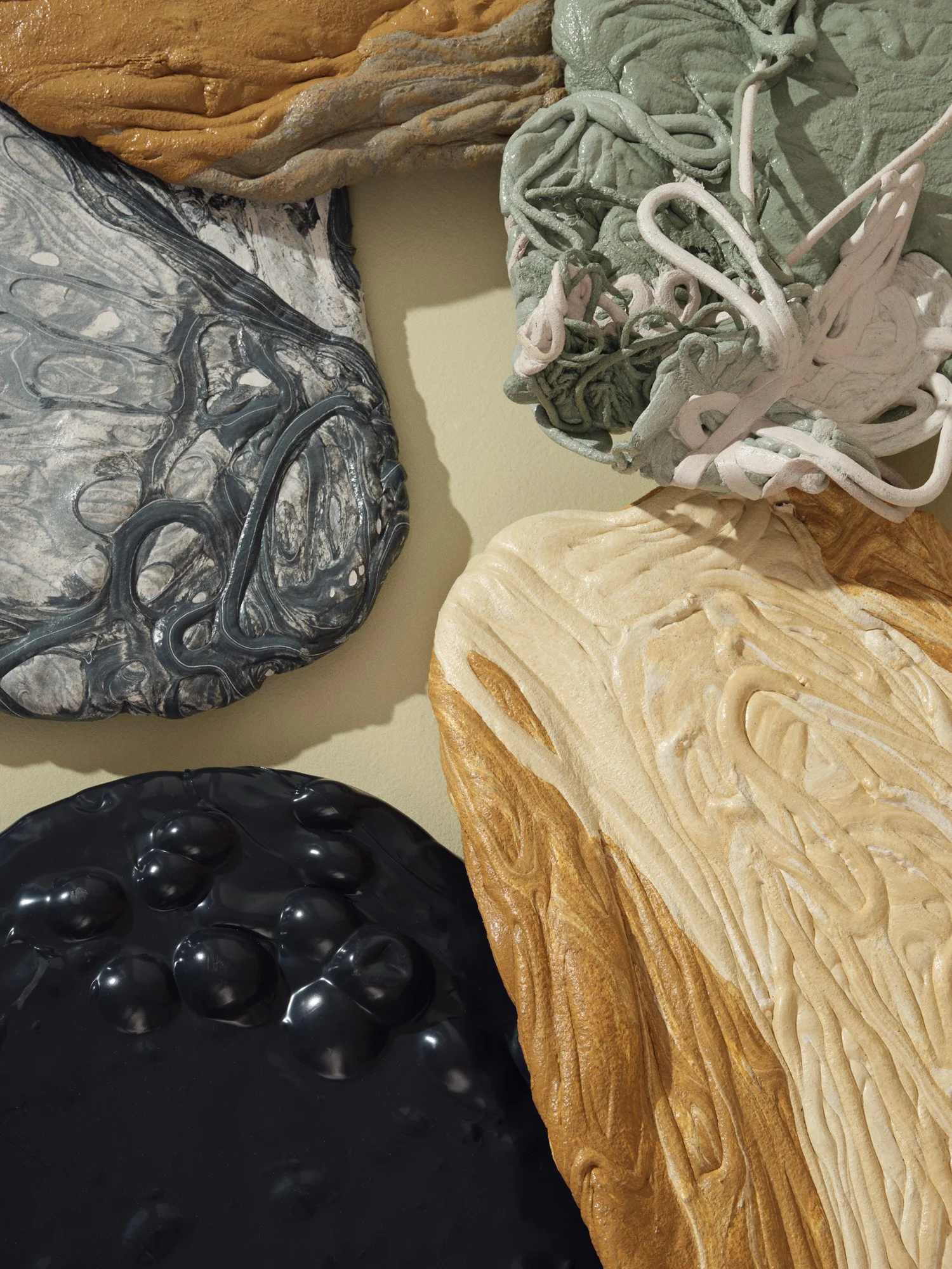 /globalassets/content-media/images/stories/recasting-the-fiber-chair/moodboard-recycled-plastic-3-muuto.jpg?revision=639051227740000000