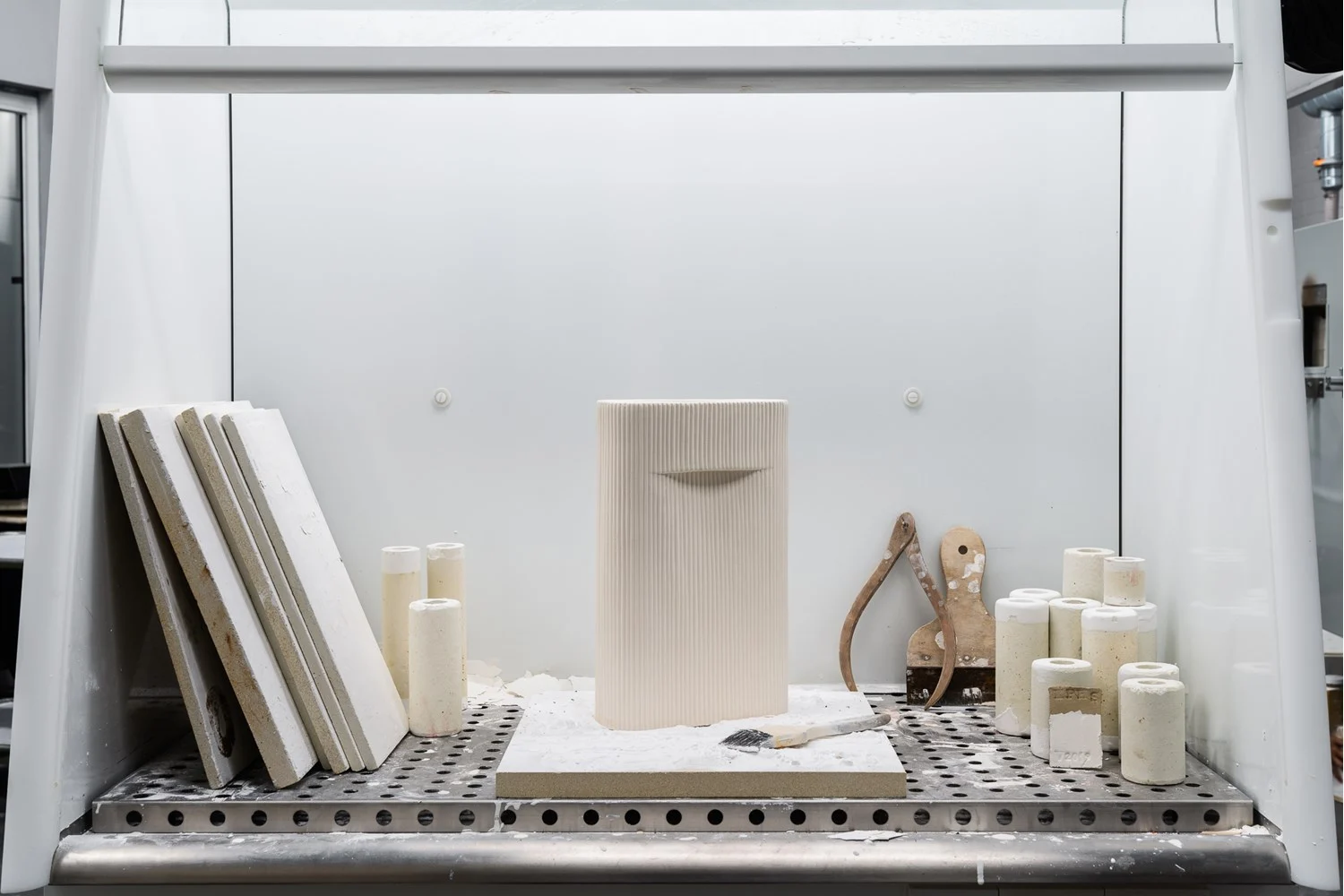 /globalassets/content-media/images/stories/sculptural-functionality-ridge-vase/ridge-vase---studio-kaksikko---5.jpg?revision=639051774650000000