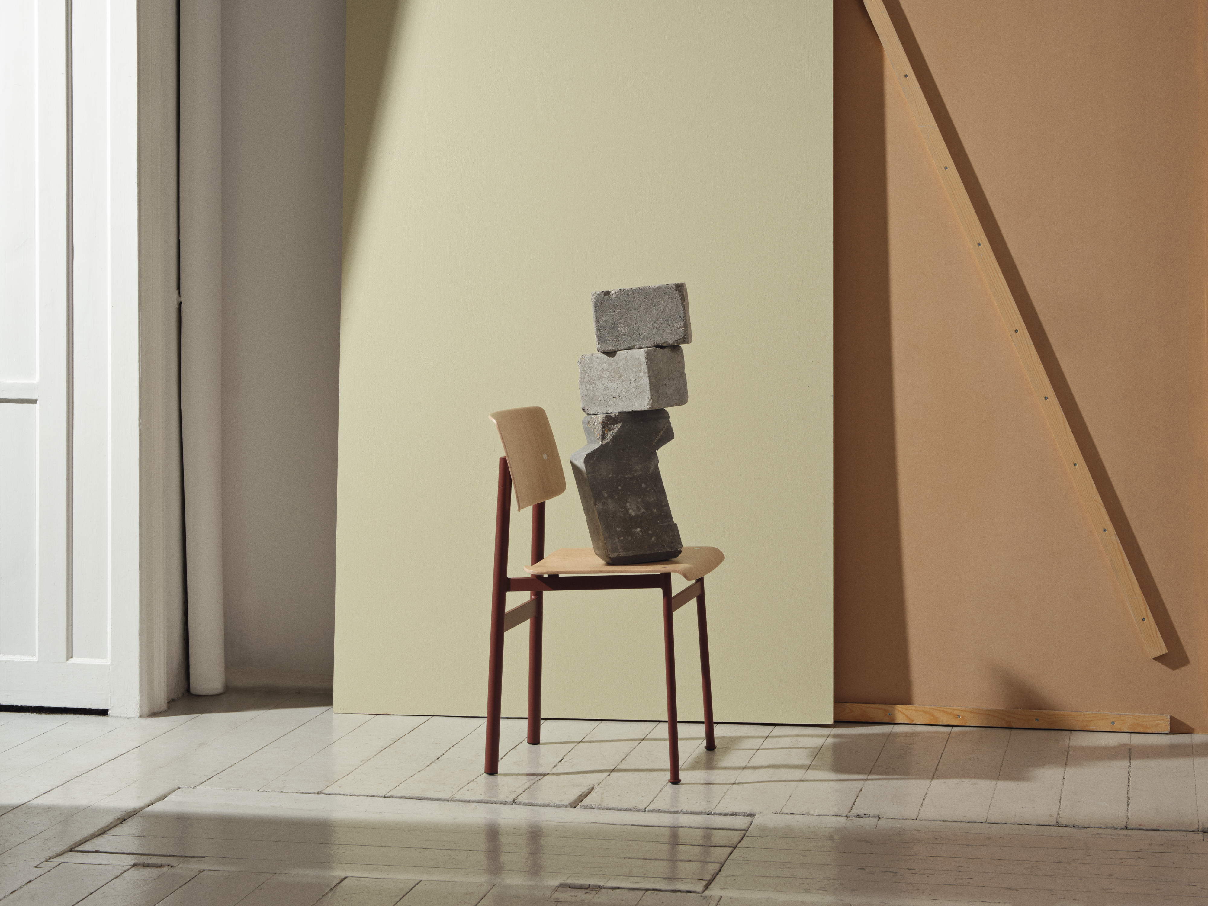 /globalassets/content-media/images/sustainability/loft-chair-strength-stability-sustainability-wide-muuto.png?revision=639114252550000000