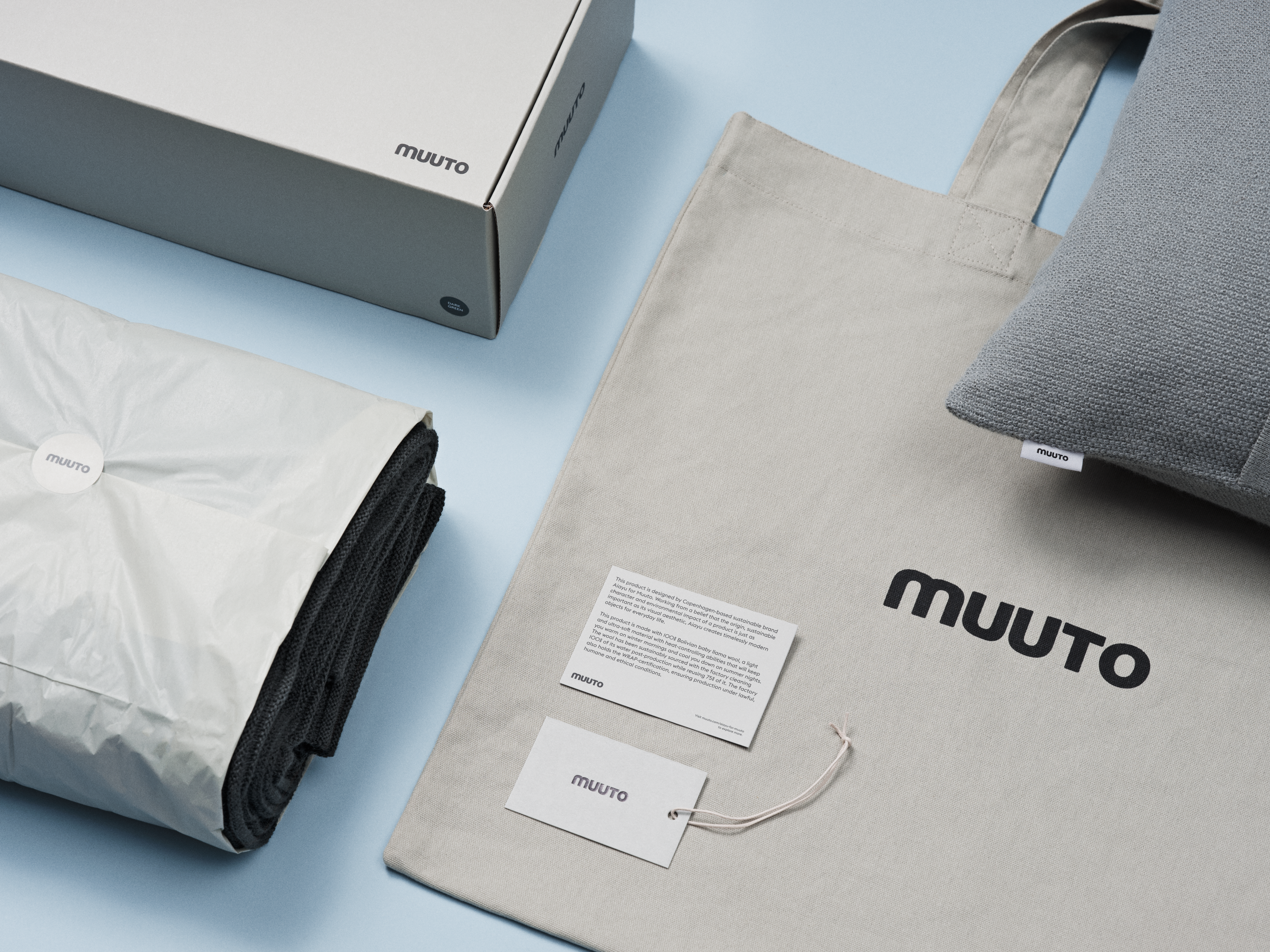 /globalassets/content-media/images/sustainability/rhythm-throw-layer-cushion-packaging-muuto.png?revision=639128739000000000