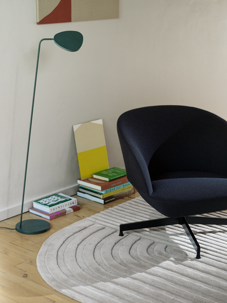 /globalassets/content-media/lighting-guide/floor-lamps/oslo-lounge-chair-colline-787-swivel-base-black-relevo-170x240-off-white-leaf-floor-dark-green-muuto-org.png?revision=639079597950000000