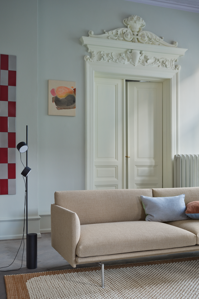 /globalassets/content-media/lighting-guide/floor-lamps/outline-3-seater-ecriture-240-alu-pebble-rug-burnt-orange-mingle-light-blue-mint-copper-brown-light-blue-post-floor-muuto-org-23-roll-up-image.png?revision=639079598370000000