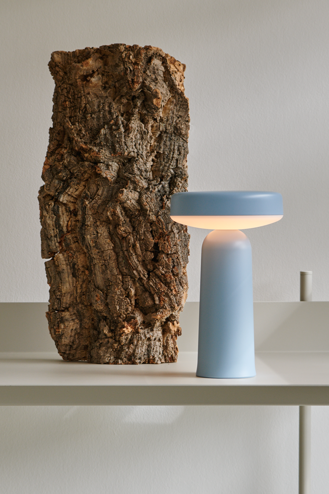 /globalassets/content-media/lighting-guide/holiday-2023-ease-portable-lamp-light-blue-wide-muuto-23-roll-up-image.png?revision=639079477180000000