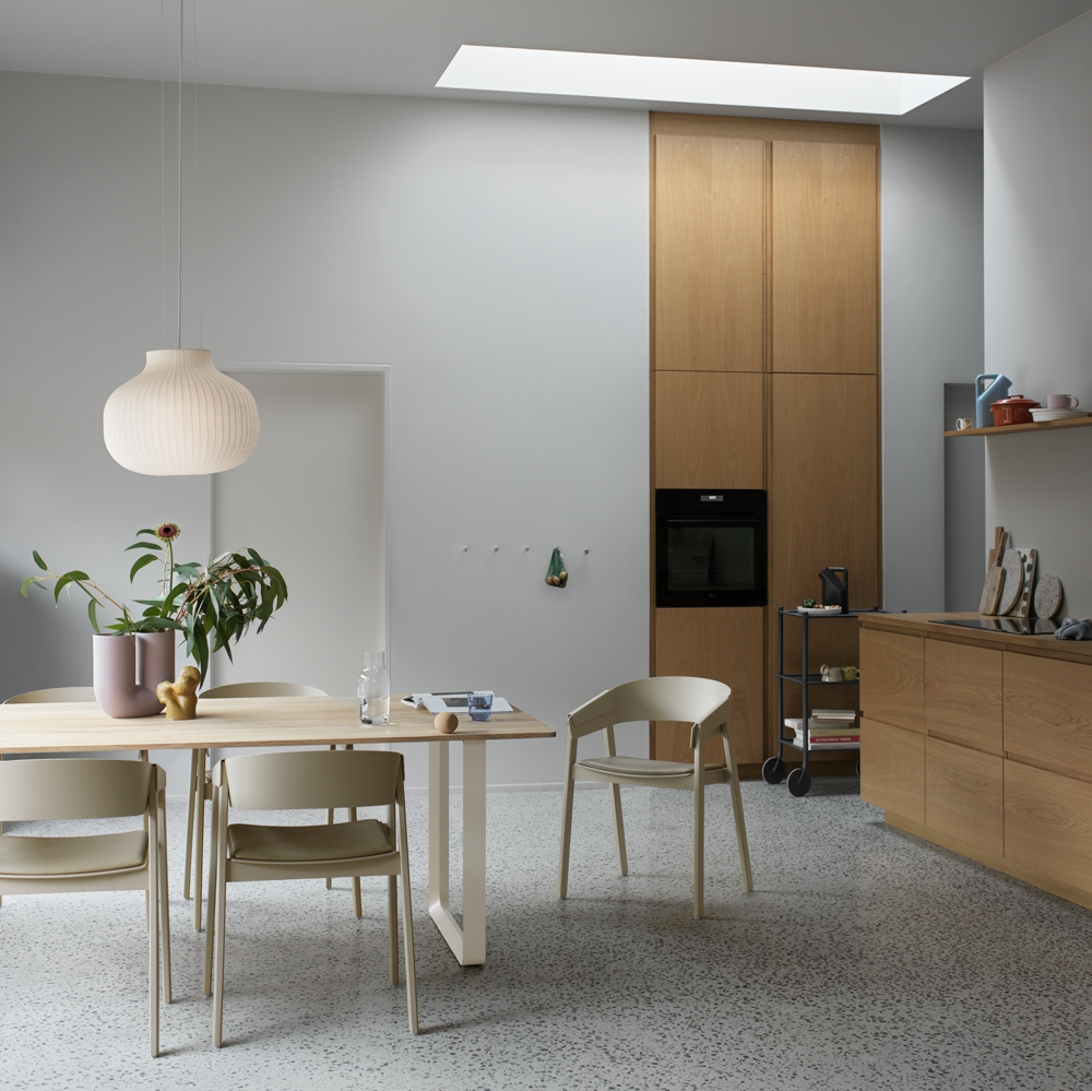 /globalassets/content-media/lighting-guide/light-up-the-interior/cover-armchair-dark-beige-refine-leather-stone-70-70-solid-oak-sand-255-cm-strand-45-kink-dusty-lilac-flow-trolley-dots-alu-org-11-square.png?revision=639079733680000000