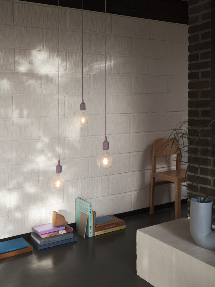 /globalassets/content-media/lighting-guide/light-up-the-interior/e27-dusty-lilac-workshop-chair-oak-kink-vase-light-blue-muuto-org.png?revision=639082380120000000