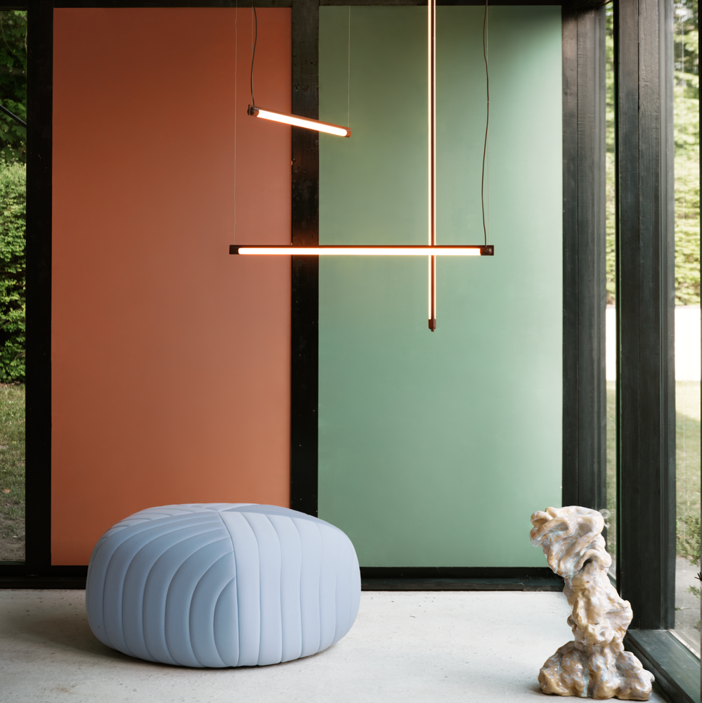 /globalassets/content-media/lighting-guide/light-up-the-interior/fine-suspension-lamp-deep-red-five-pouf-planum-271-muuto-org-2x2-tiles-half-size-image.png?revision=639082389850000000