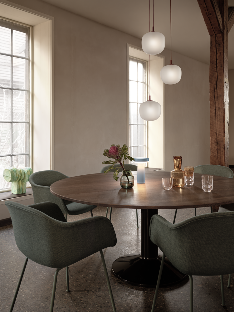 /globalassets/content-media/lighting-guide/light-up-the-interior/midst-table-dark-oiled-oak-black-160-fiber-armchair-sabi-921-tube-base-dusty-green-rime-18-deep-red-ease-portable-lamp-silent-11-muuto-org.png?revision=639082214830000000