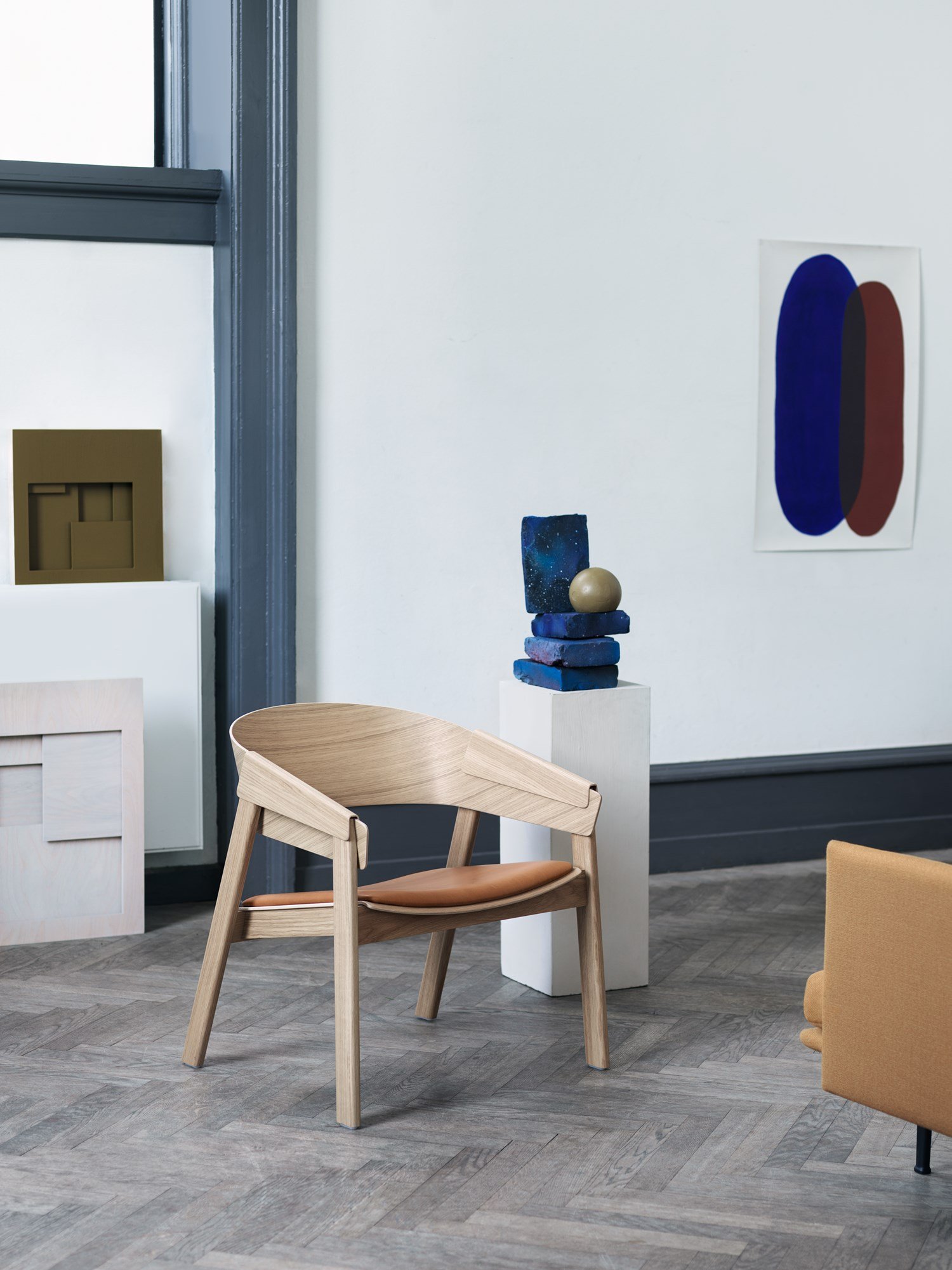 Cover-Lounge-Chair-Oak-Cognac-Refine-Outline-Vidar-472-Muuto-Org