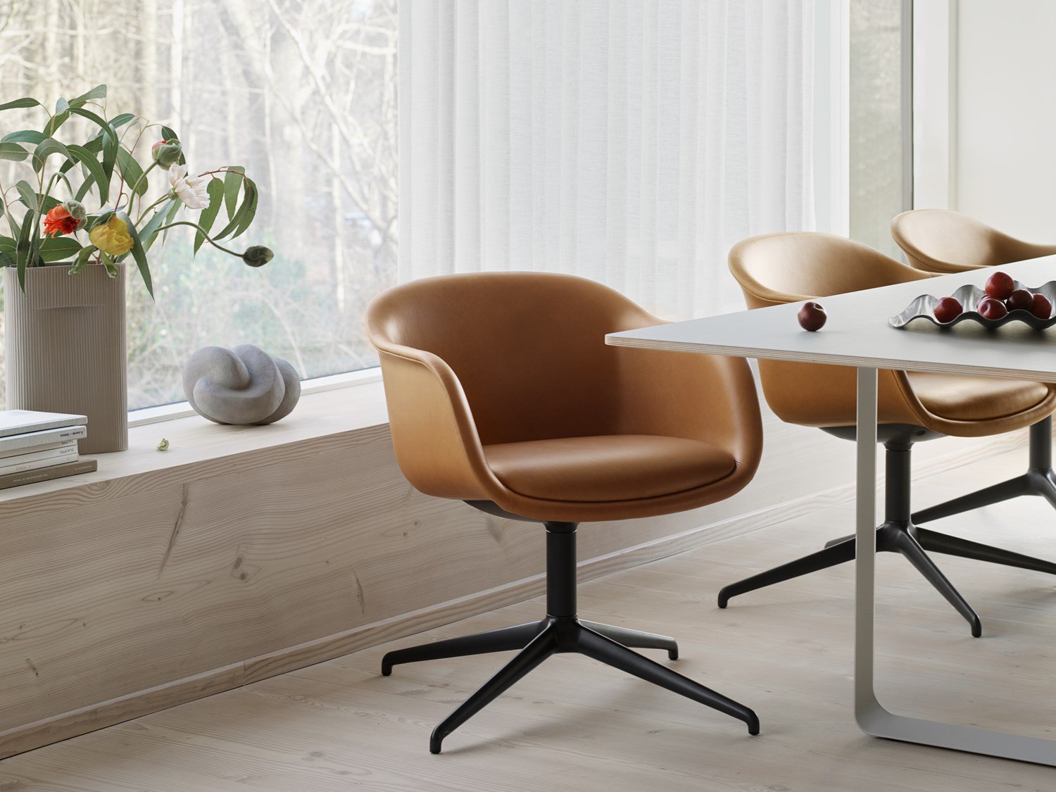 fiber-conference-armchair-swivel-black-refine-leather-cognac-70-70-grey-ridge-vase-wave-tray-wide-org Fiber Conference Armchair in Refine Leather Cognac w. Swivel Base - 70/70 Table in Grey - Ridge Vase - Wave Tray