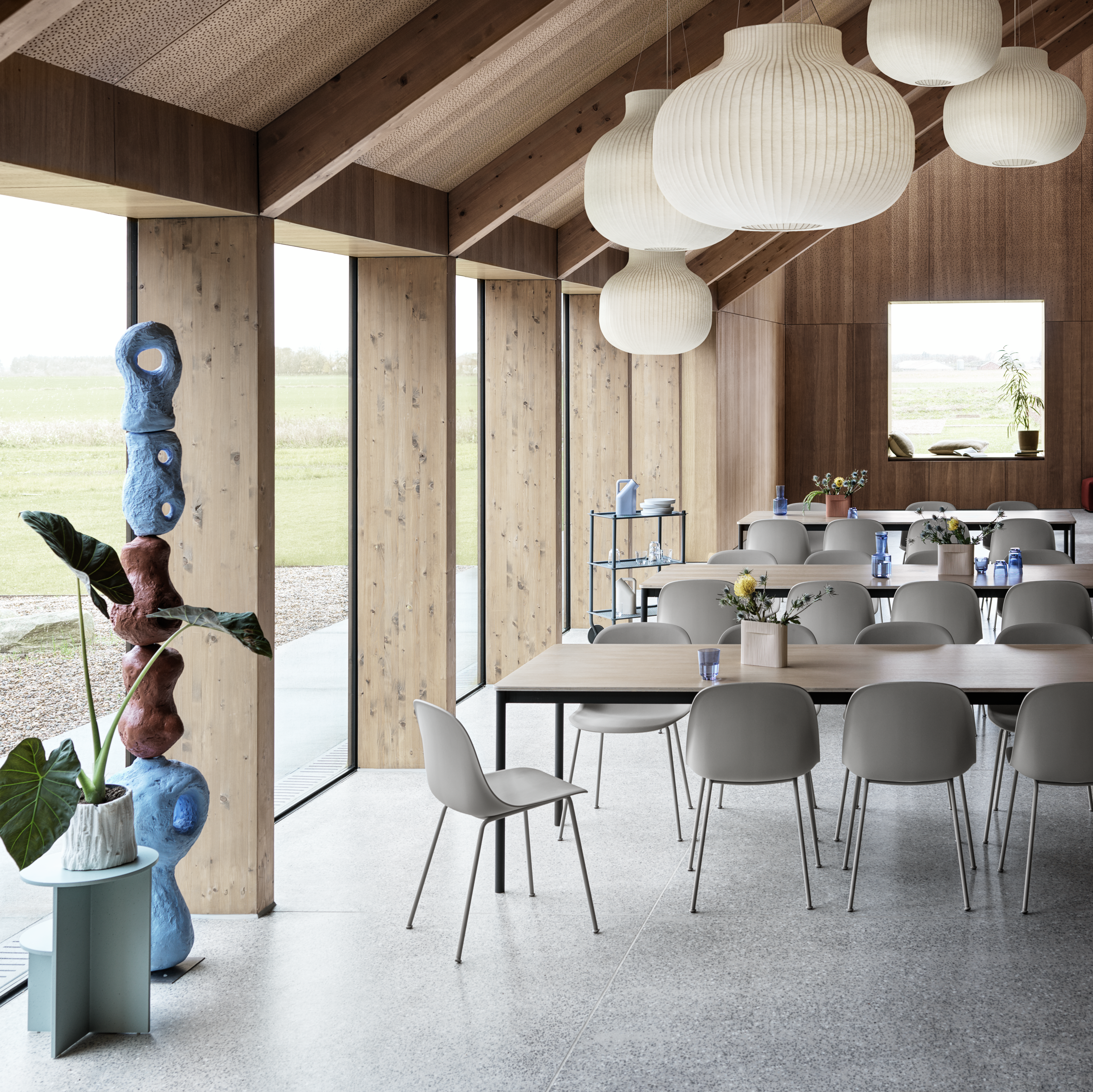 Fiber Side Chair Tube Base - Grey/Grey, Base Table 250 x 90 cm - Oak Veneer/Black, Strand Pendant Lamp, Halves Side Table - Sage Green, Ridge Vase H 16,5 cm - Beige, Raise - Indigo, Flow Trolley - Grey