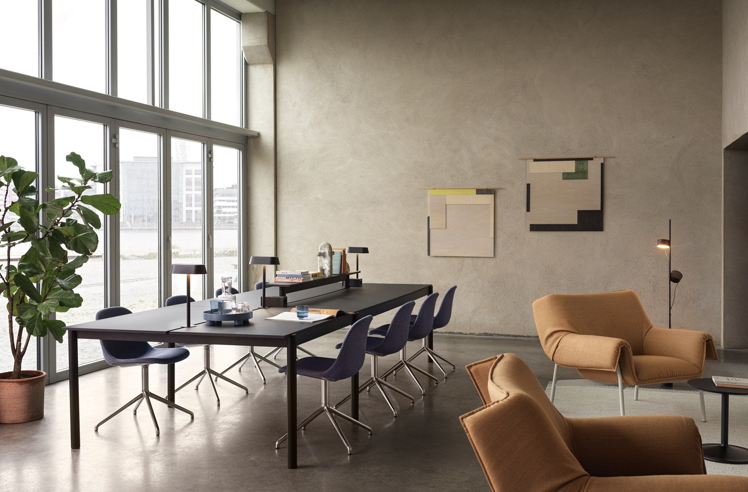 Linear System Table Config. 1 in Black/Black, Fiber Side Chair w. Swivel Base in Sabi 631/Aluminium, Wrap Lounge Chair in Fiord 451/Grey, Ply Rug in Off-White, Platform Tray in Blue-Grey, Raise Glasses in Dark Blue, Raise Carafe in Clear, Soft Side Table Ø41 cm in Black/Black, Post Floor Lamp in Black Linear System Table Config. 1 in Black/Black, Fiber Side Chair w. Swivel Base in Sabi 631/Aluminium, Wrap Lounge Chair in Fiord 451/Grey, Ply Rug in Off-White, Platform Tray in Blue-Grey, Raise Glasses in Dark Blue, Raise Carafe in Clear, Soft Side Table Ø41 cm in Black/Black, Post Floor Lamp in Black