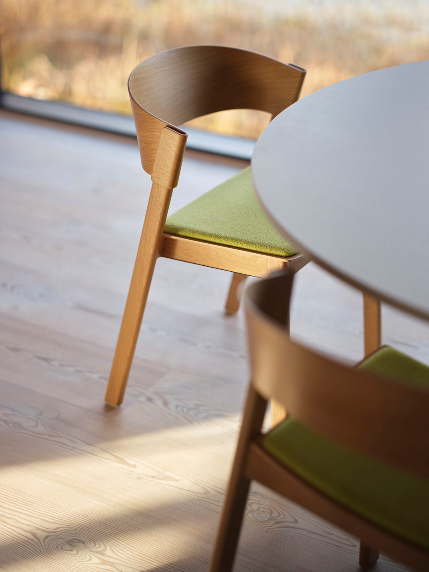 Minimalist Muuto Cover Side Chair in Acca 961 fabric paired with a grey linoleum Midst table. Perfect for Scandinavian-inspired dining or workspace setups.
