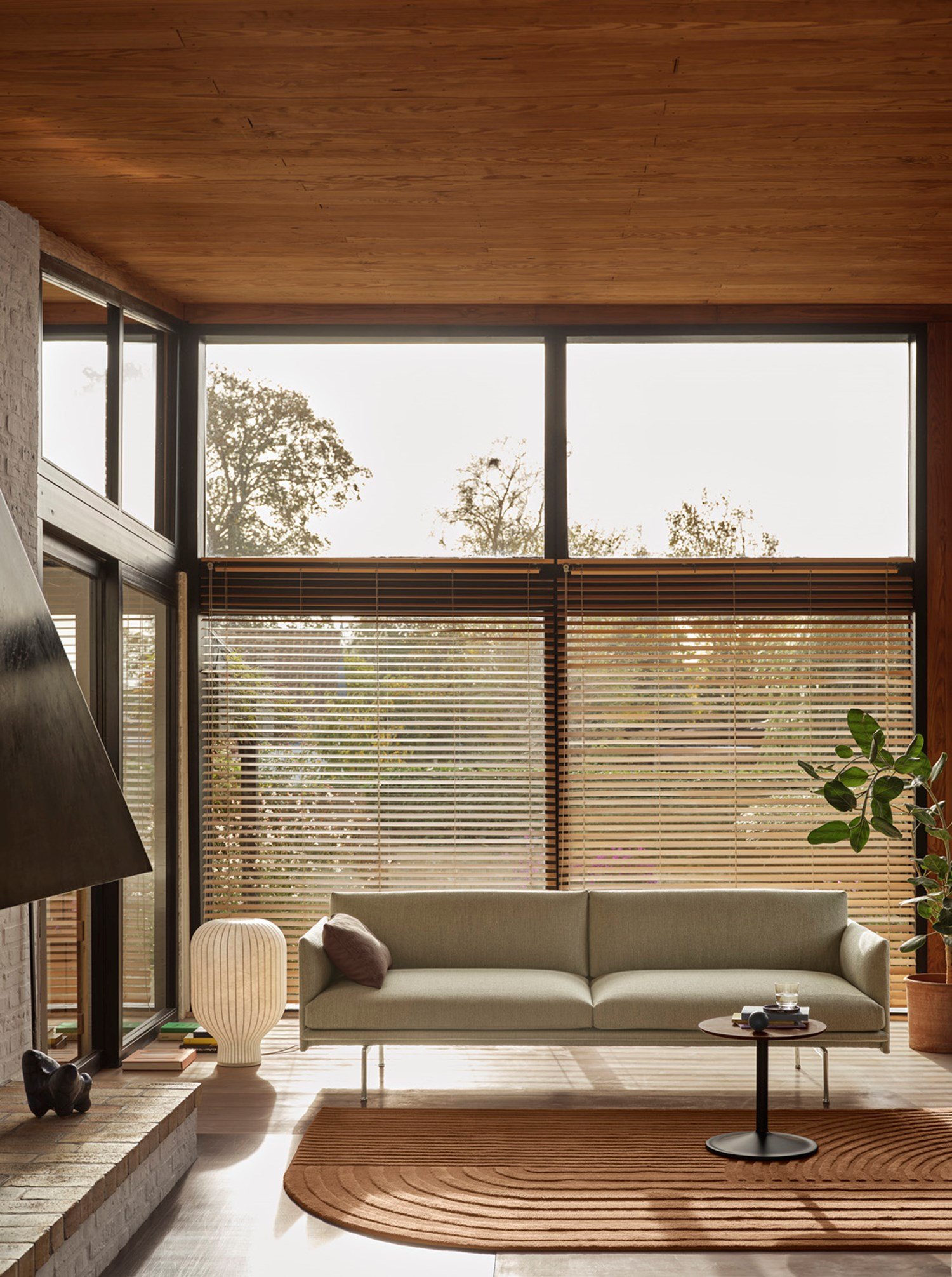 An elegant Outline Sofa paird with a sculptural Strand Table lamp. Adding a Relevo Rug in Burnt Orange to create a warm atmosphere.  An elegant Outline Sofa paird with a sculptural Strand Table lamp. Adding a Relevo Rug in Burnt Orange to create a warm atmosphere.
