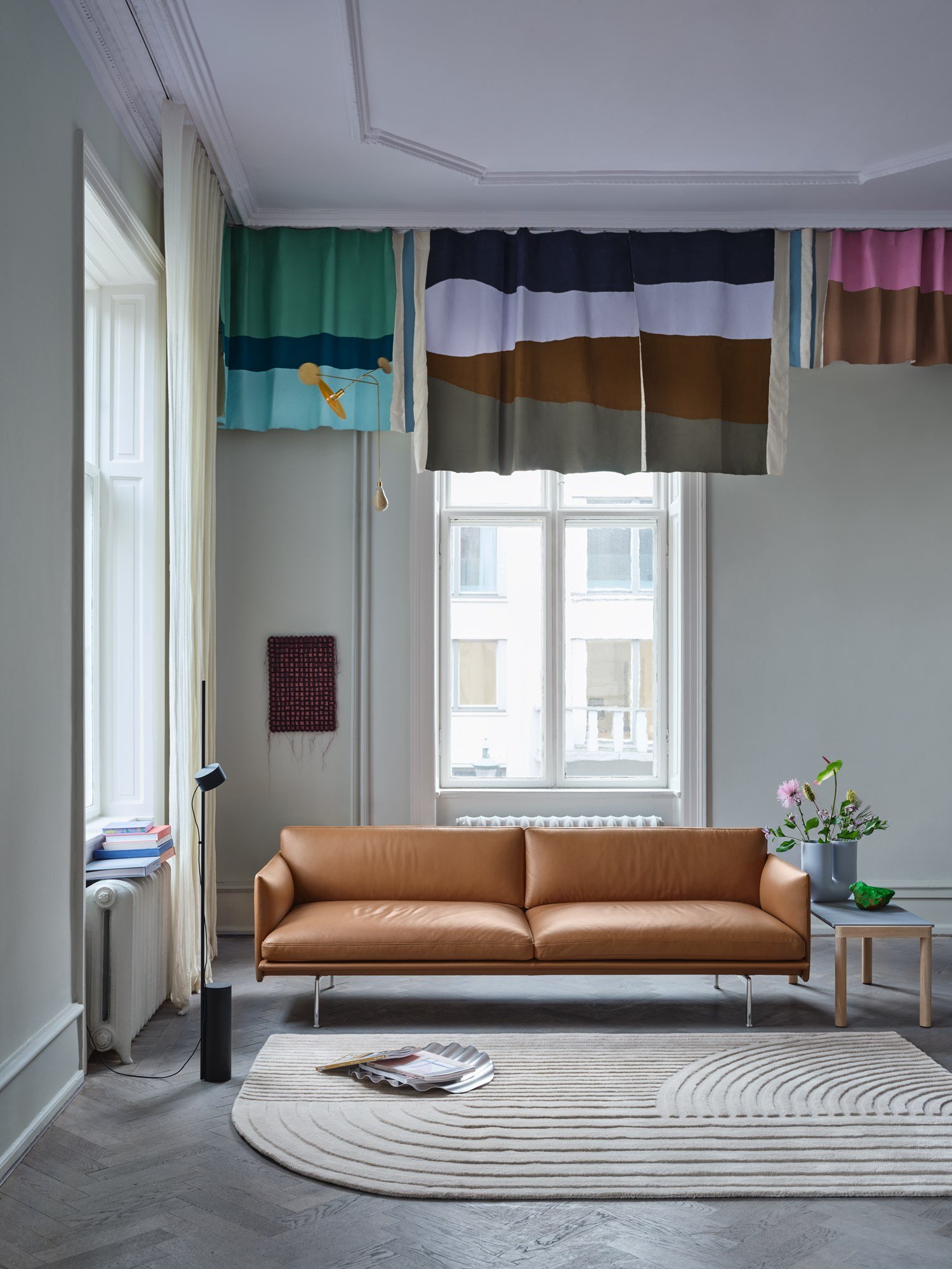 Outline Sofa 3-Seater in Refine Leather Cognac/Polished Aluminum - Relevo Rug 170x240 cm in Off-White - Post Floor Lamp in Black - Couple Coffee Table 1 Wavy in Pale Blue/Oak - Kink Vase in Light Blue - Wave Tray Outline Sofa 3-Seater in Refine Leather Cognac/Polished Aluminum - Relevo Rug 170x240 cm in Off-White - Post Floor Lamp in Black - Couple Coffee Table 1 Wavy in Pale Blue/Oak - Kink Vase in Light Blue - Wave Tray