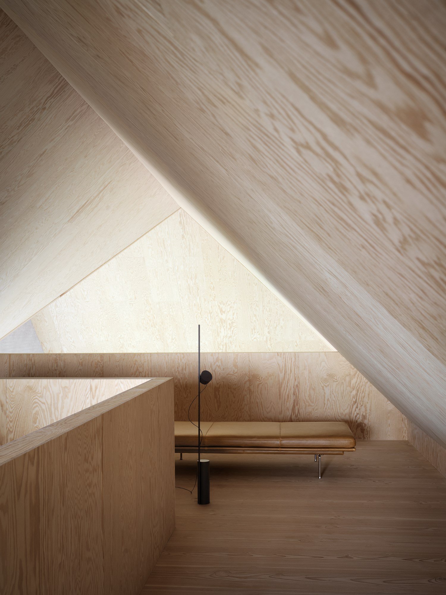 Outline-daybed-refine-cognac-leather-alu-post-floor-black-muuto-org