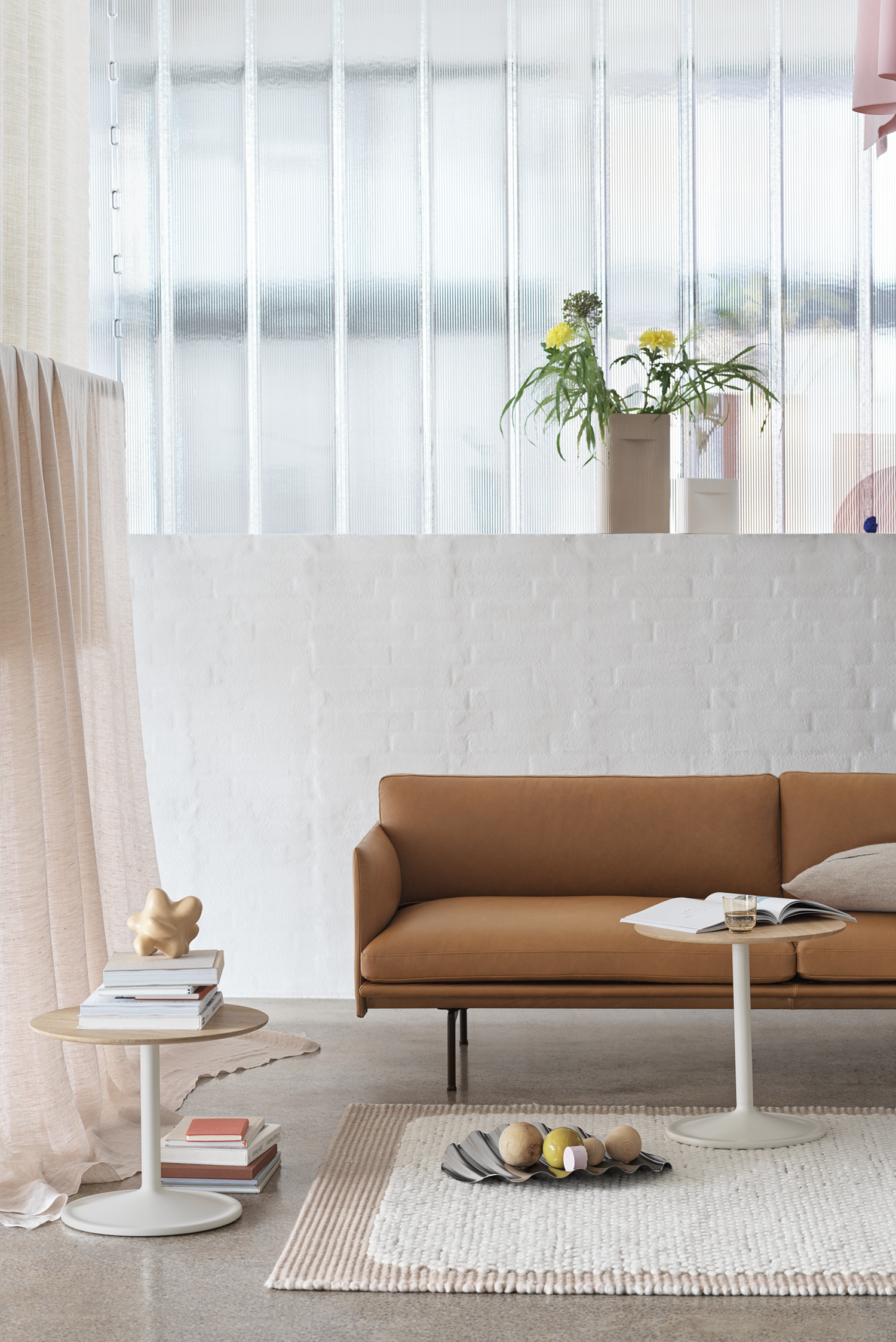 Outline 3-Seater Refine Cognac/Black, Soft Side Table Solid Oak/Off-White, Wave Tray, Raise Glass Ochre, Pebble Pale Rose, Ridge Vase.