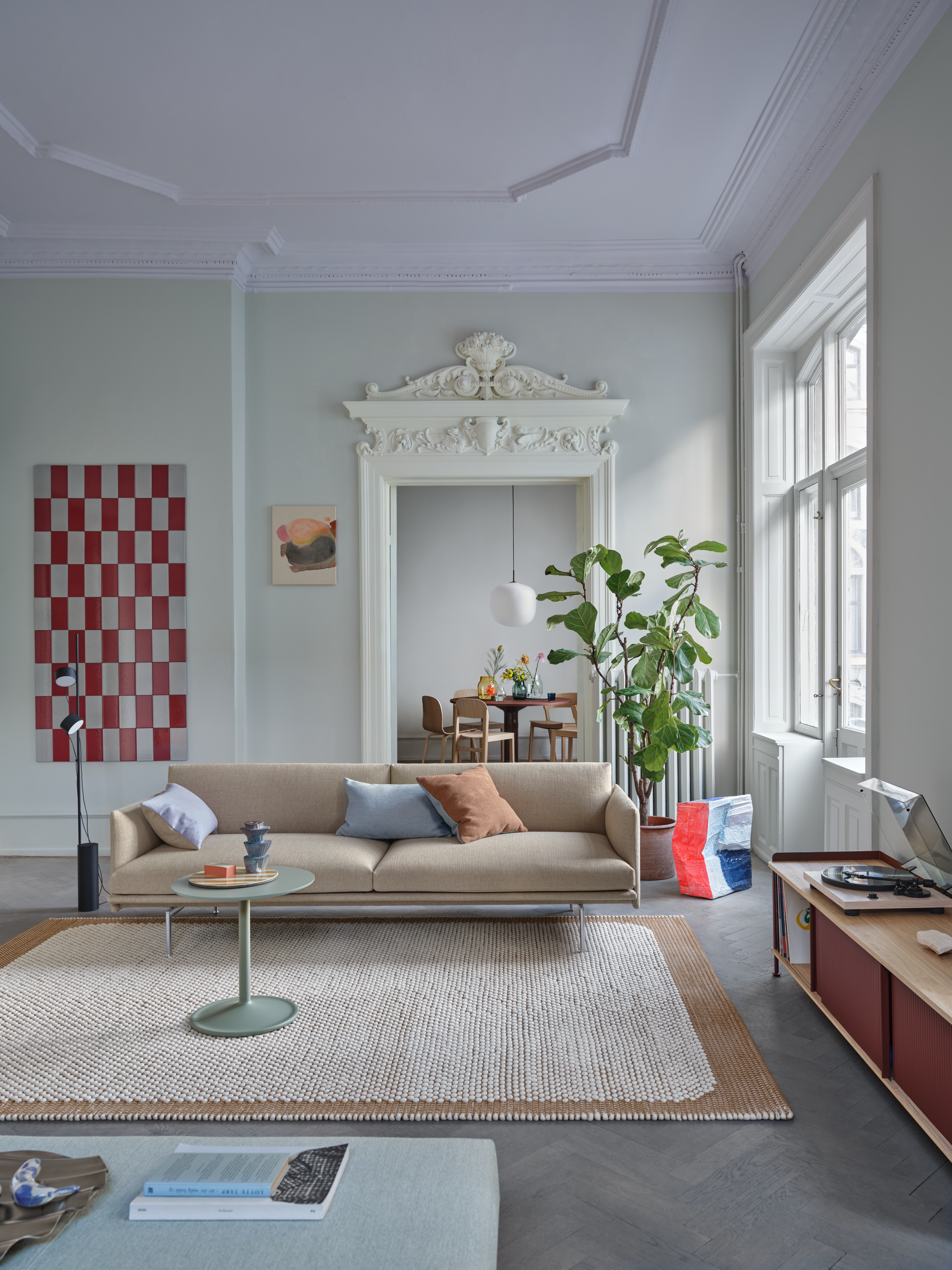 Outline Sofa 3-Seater in Ecriture 240/Polished Aluminum - Enfold Sideboard 186x45 H48 cm in Deep Red - Pebble Rug 200x300 cm in Burnt Orange - Soft Side Table in Dusty Green - Post Floor Lamp in Black - Midst Table Ø120 cm in Dark Red - Rime Pendant Lamp Ø45 cm in Black - Workshop Chair in Oak