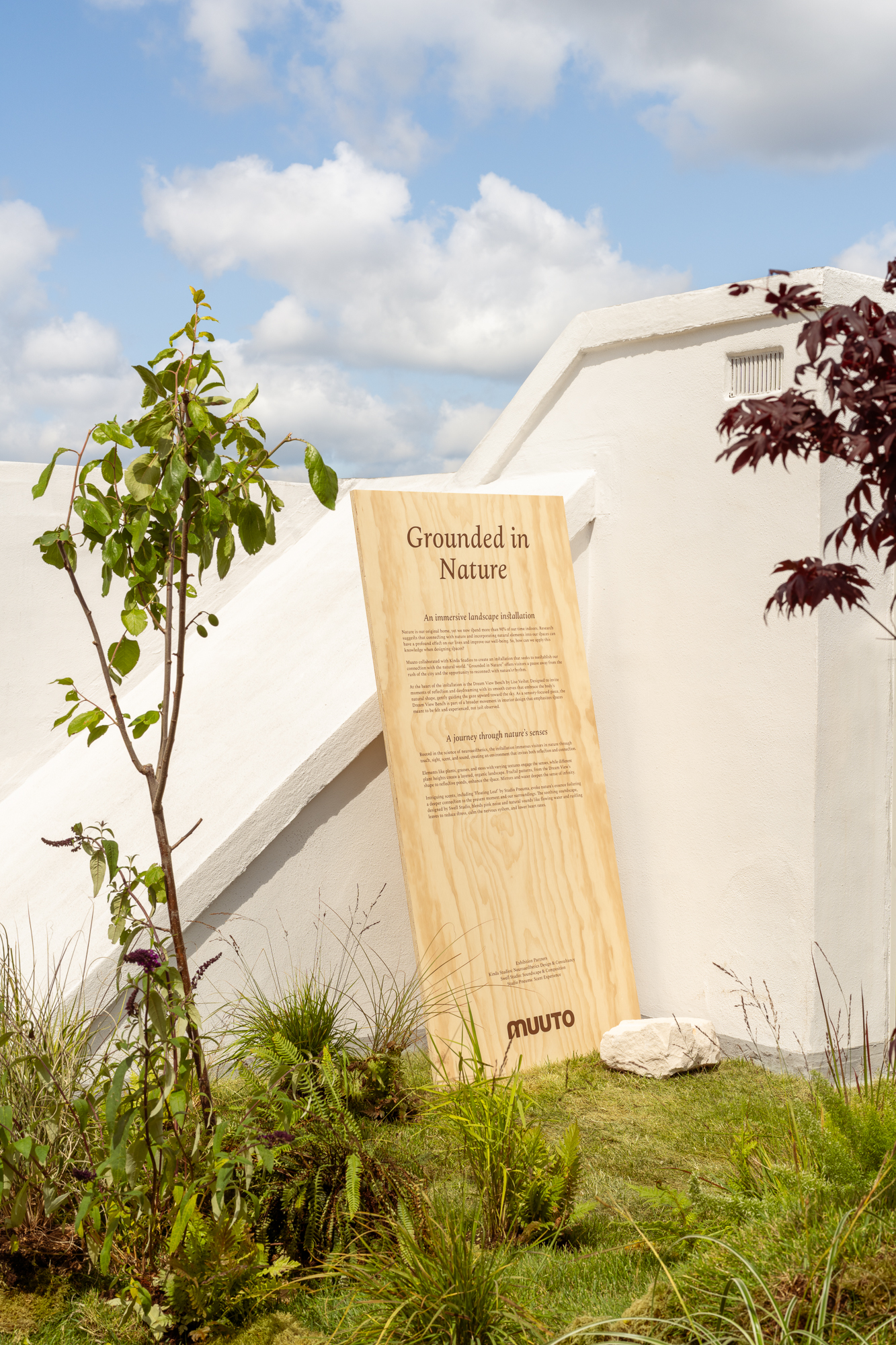 A wooden sign with information about Muuto's rooftop experience during 3dyasofdesign