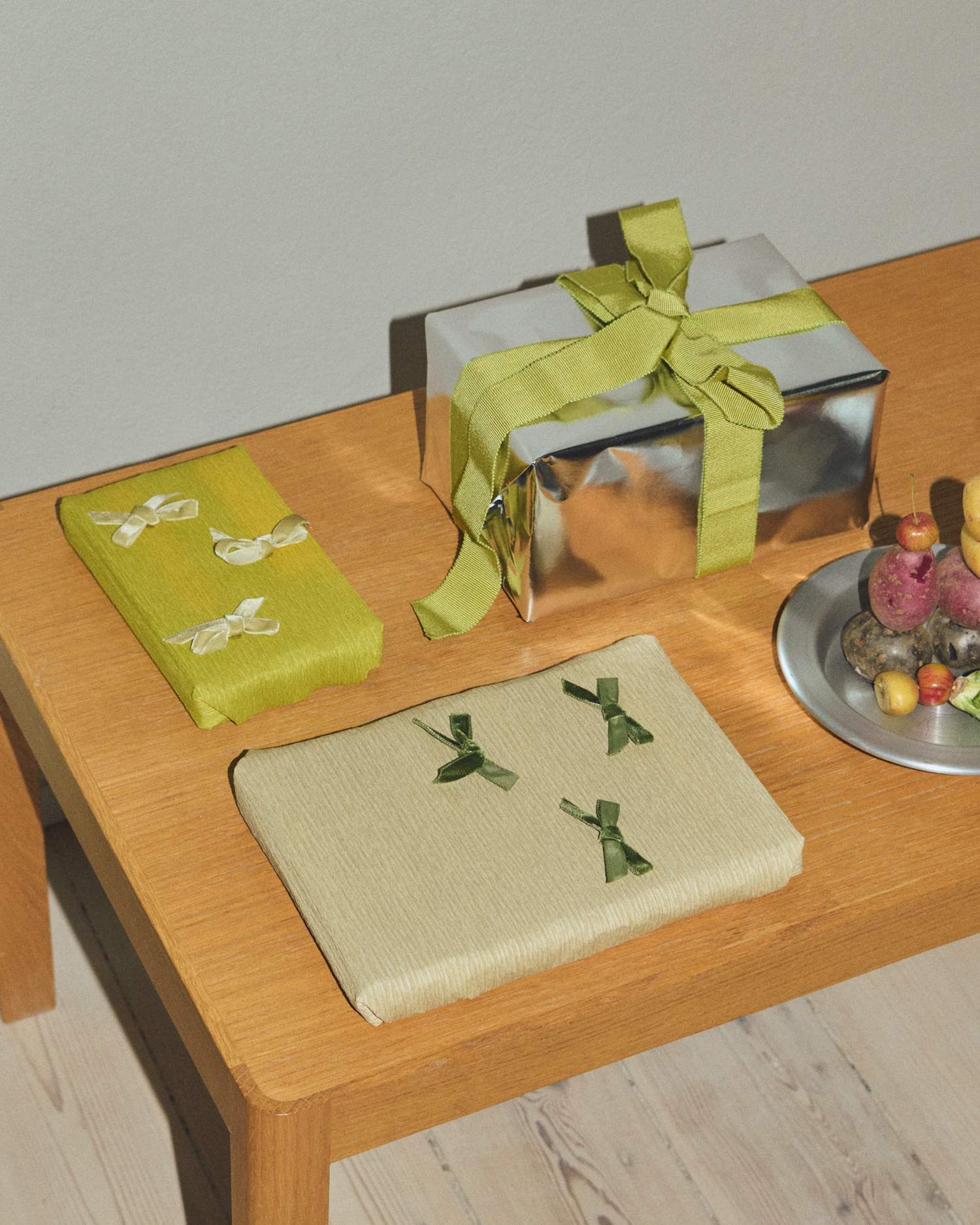 Muuto Holidays 2025 – Workshop Coffee Table in Oak The Workshop Coffee Table in oak styled in a holiday setting with warm tones, soft textures, and subtle festive elements for a calm and inviting atmosphere.