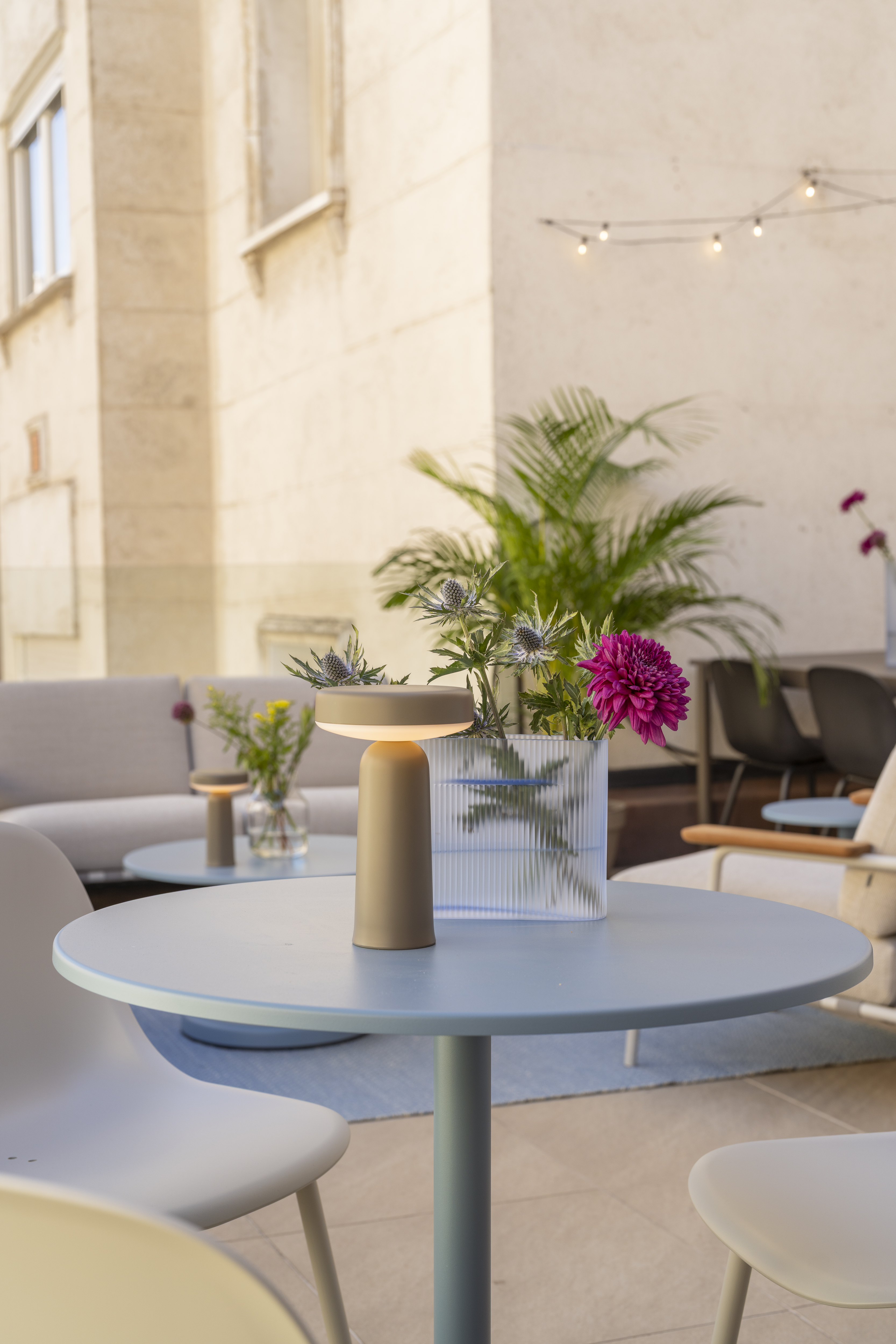 Outdoor area at the Muuto Madrid showroom featuring the Linear Steel Table, styled in a clean and modern setting that reflects Muuto’s Scandinavian design approach.