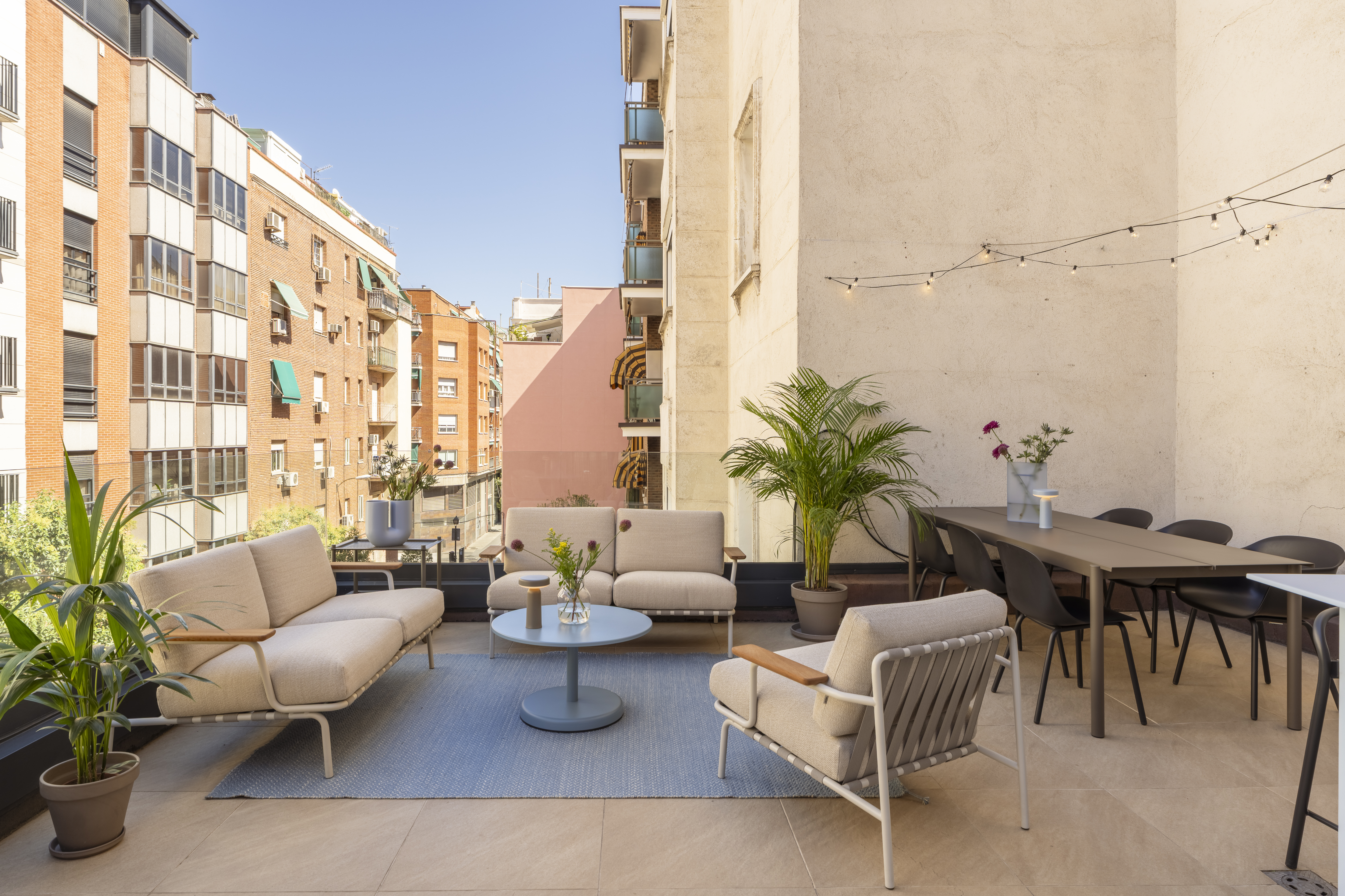 Outdoor area at the Muuto Madrid showroom featuring contemporary outdoor furniture in a calm, modern setting with clean lines.