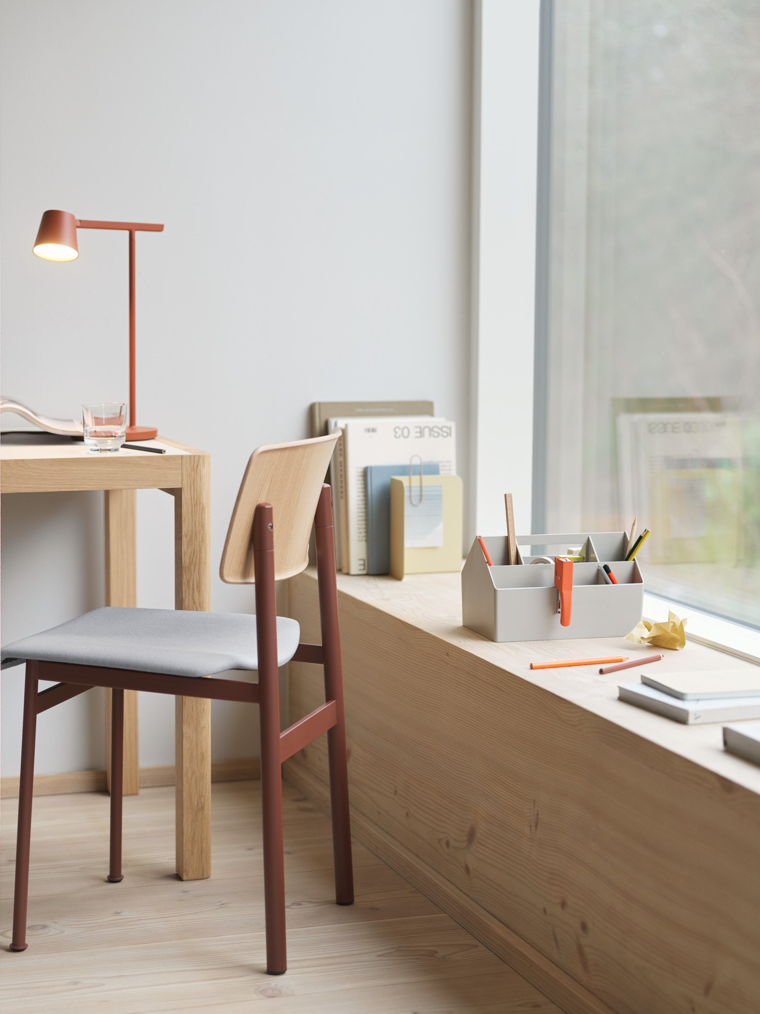 Sketch Toolbox in Grey - Loft Chair in Oak/Deep Red/ Steelcut 140 - Workshop Table 130 cm in Oak/Warm Grey Linoleum - Tip Table Lamp in Copper Brown