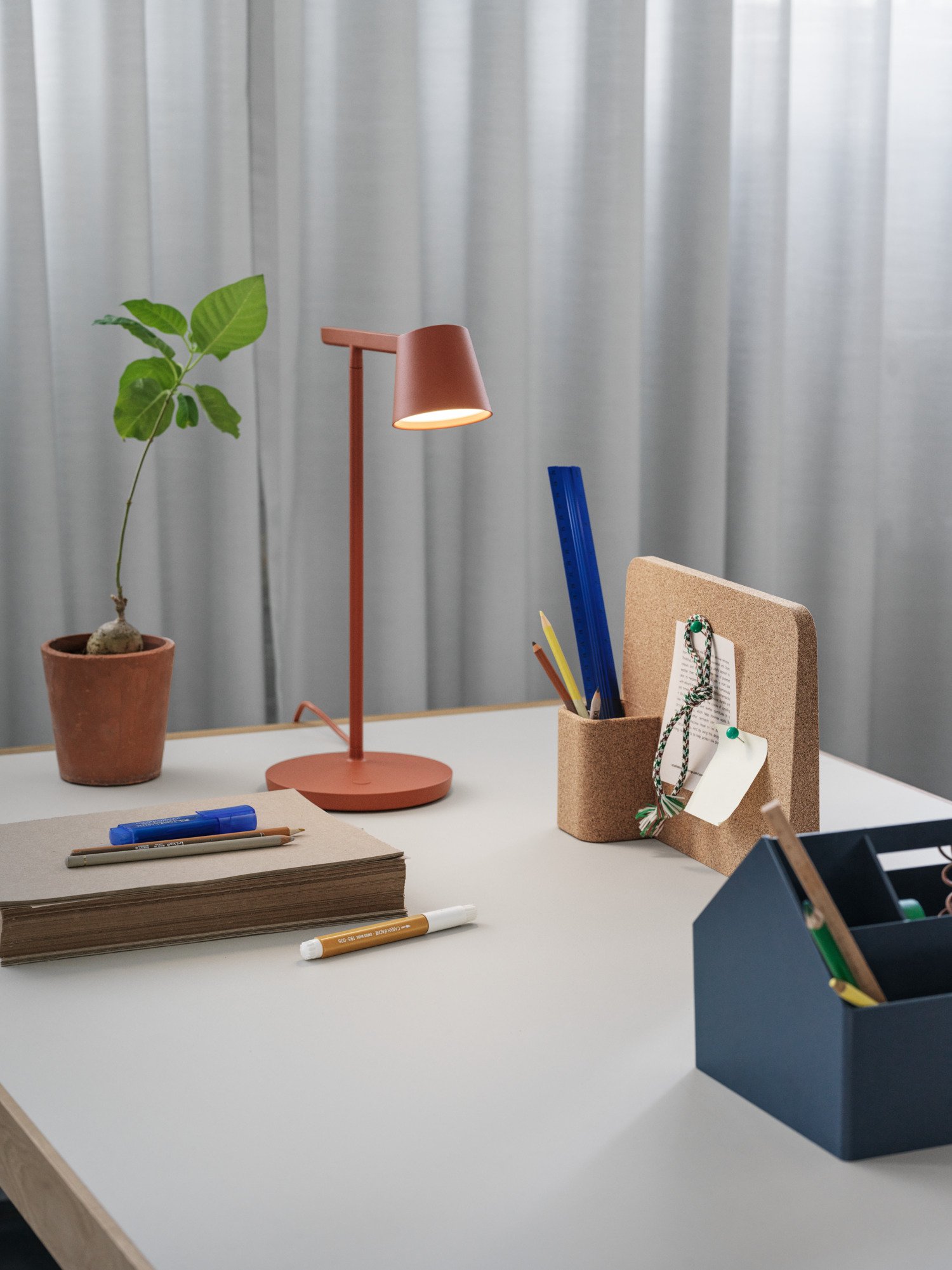 Workshop Table 140 cm in Warm Grey Linoleum - Tip Table Lamp in Copper Brown - Sketch Toolbox in Midnight Blue - Story Pinboard 