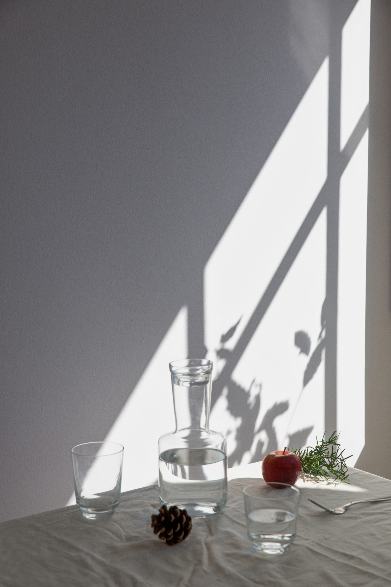 Muuto Holiday Image 2022 Raise Carafe & Glasses in Clear