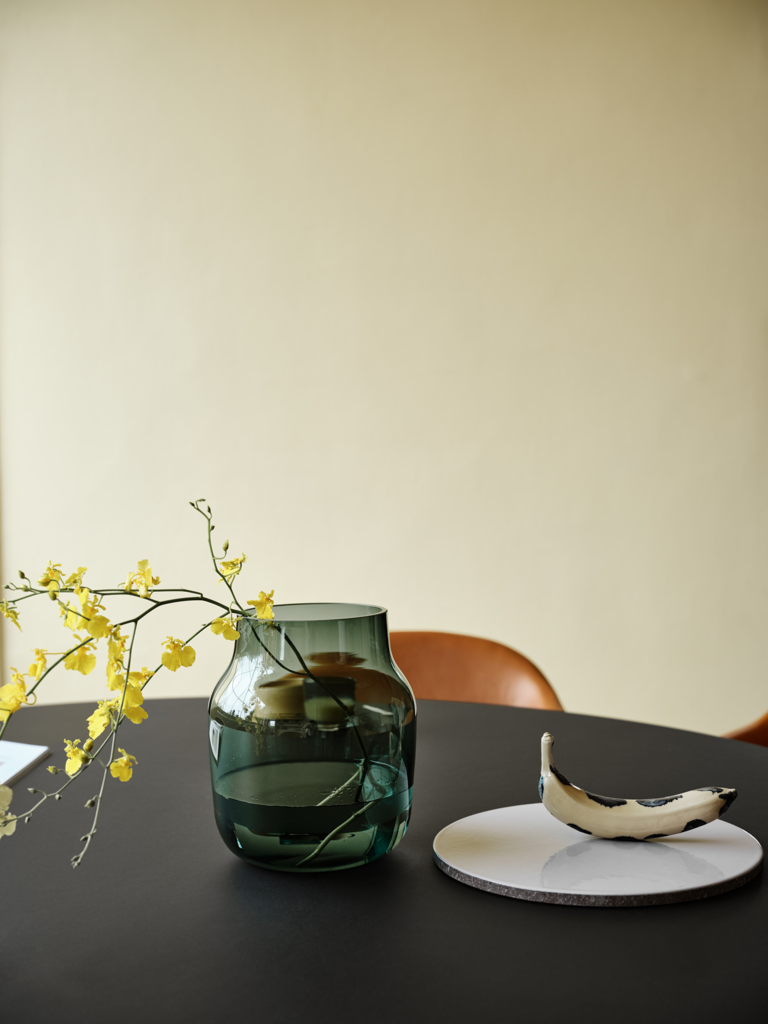 Silent Vase Ø20 cm in Dark Green - Midst Table Ø160 cm in Black - Fiber Armchair in Refine Leather Cognac/Black