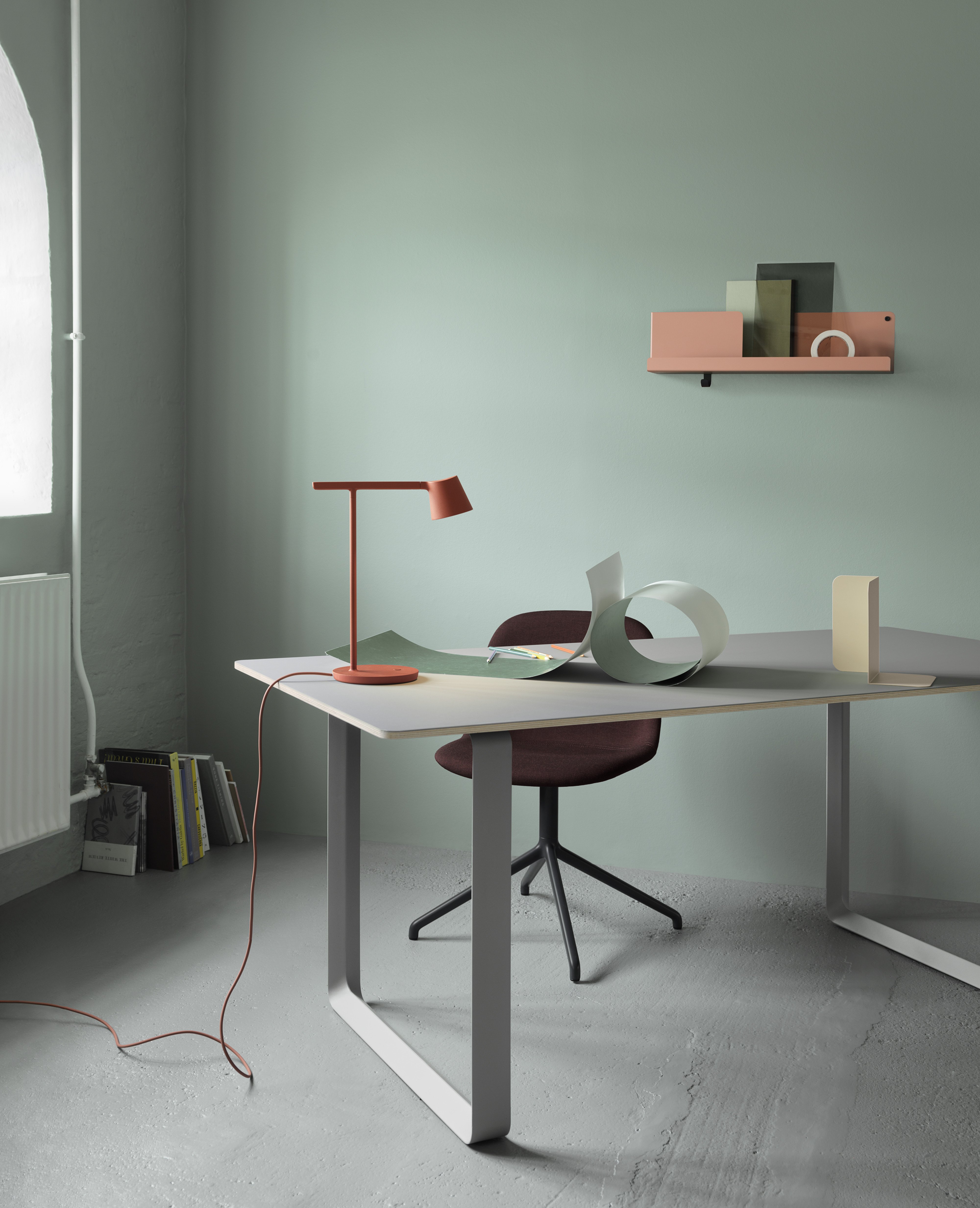 kradse Ti år Udråbstegn Tip Table Lamp | A modern take on the architect's lamp