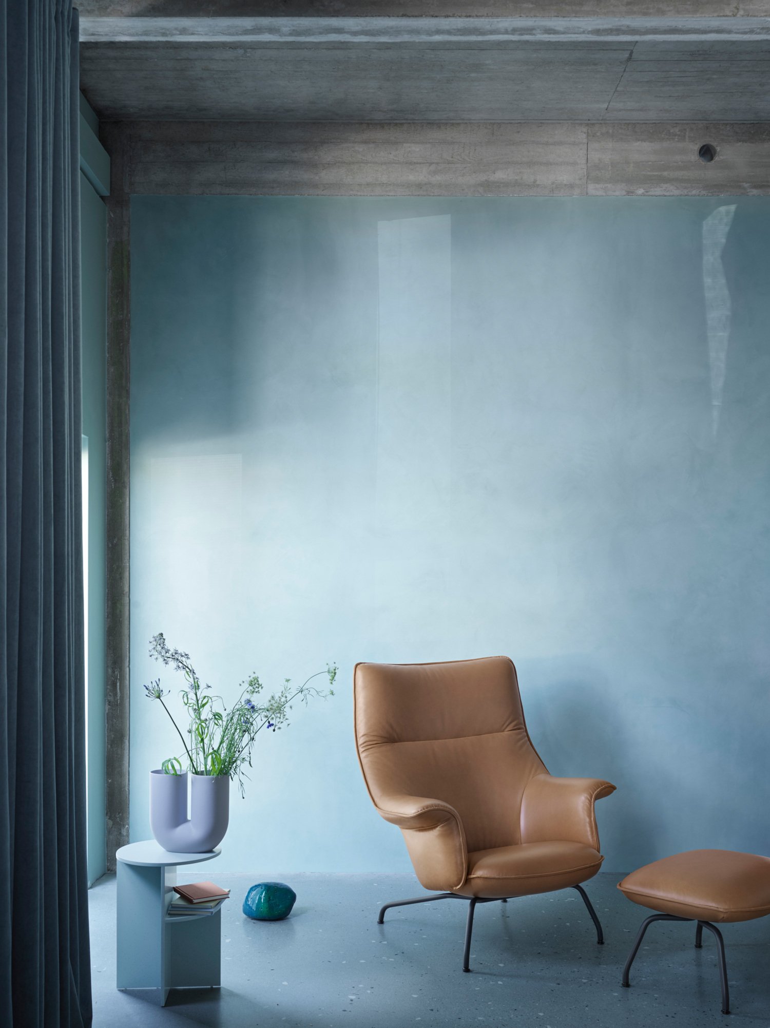Doze Lounge Chair & Ottoman in Cognac Leather & Anthracite Black Base, Halves Side Table in Sage Green, Kink Vase in Light Blue