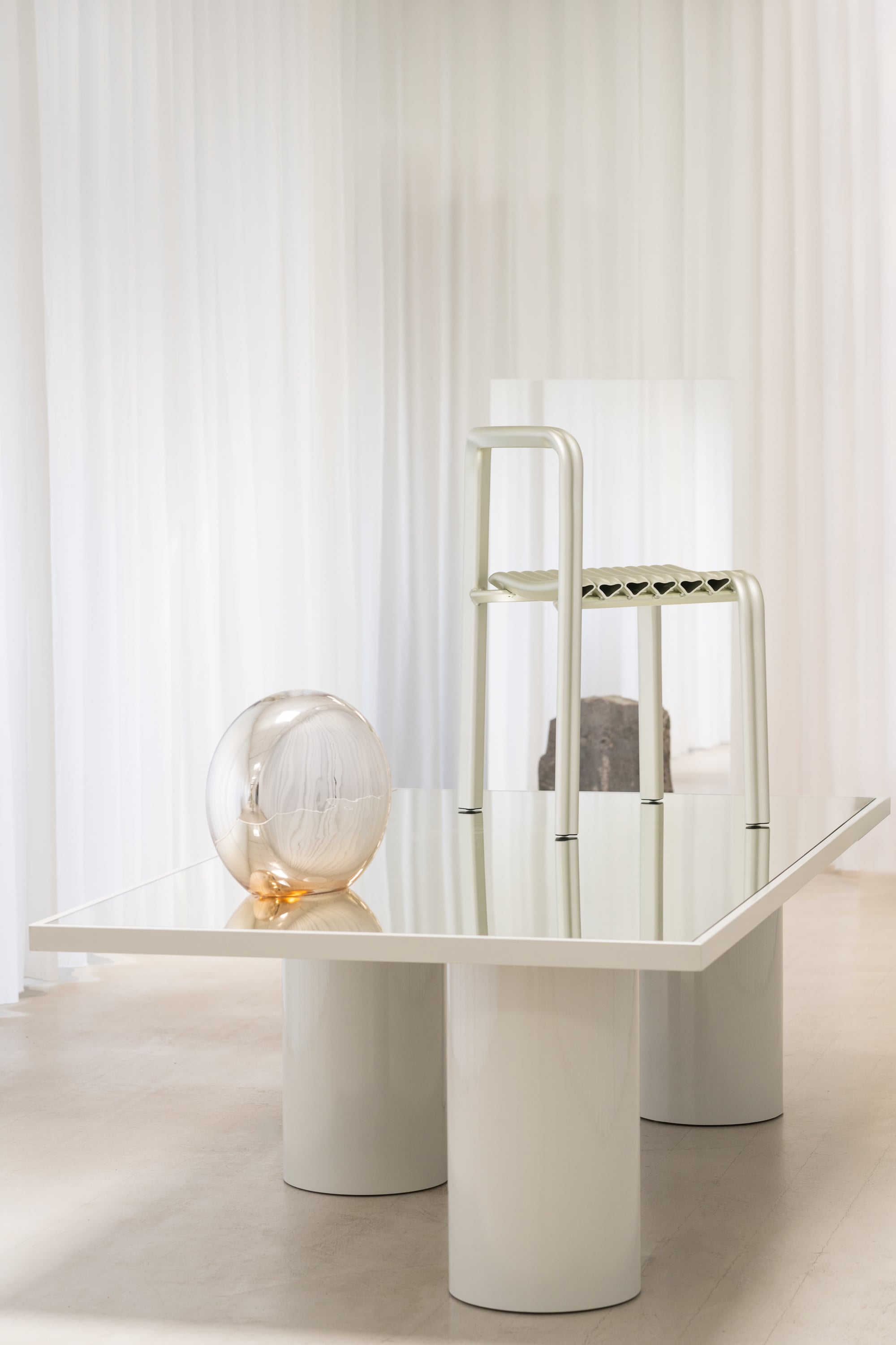 /globalassets/katja--nanna/3days-recap-story/images/muuto-showroom-3dd-2026-close-to-heart-inner-view-object-01-lo-res.jpg?revision=639172956910000000