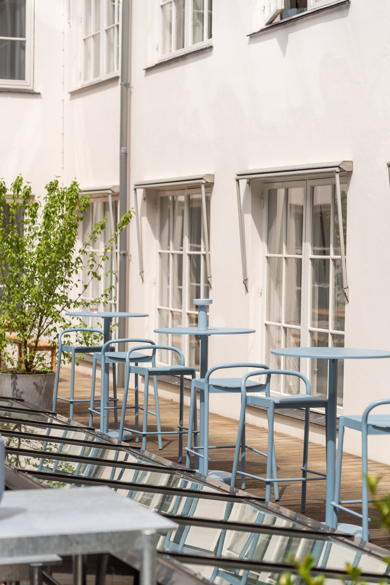 /globalassets/katja--nanna/3days-recap-story/images/muuto-showroom-3dd-2026-linear-steel-cafe-table-counter-chair-09-lo-res.jpg?revision=639172957890000000