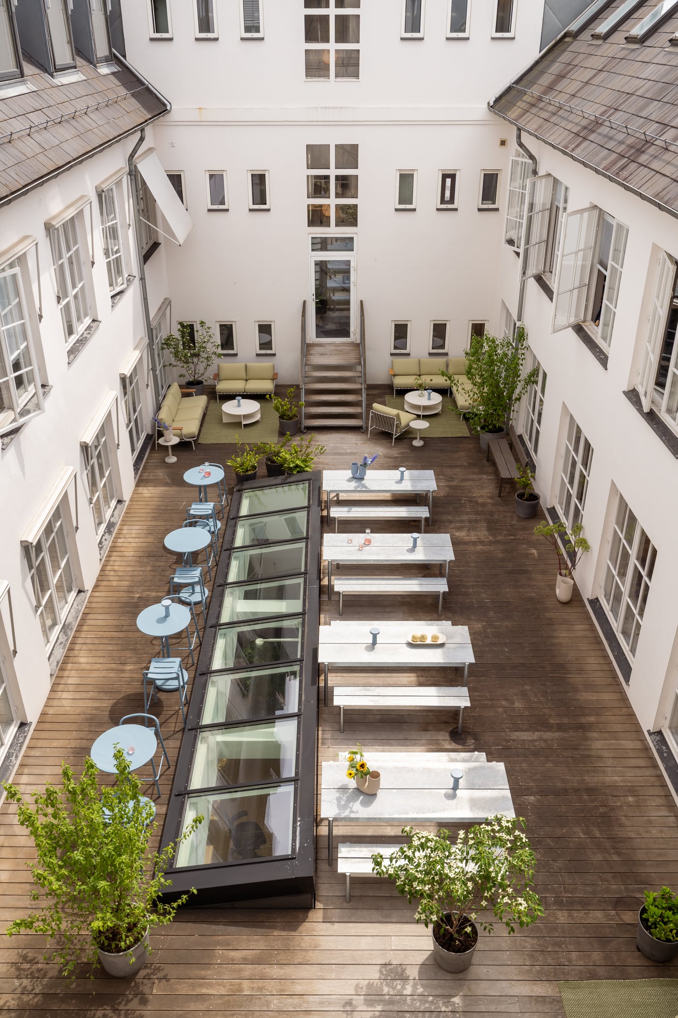 /globalassets/katja--nanna/3days-recap-story/images/muuto-showroom-3dd-2026-linear-steel-cafe-table-counter-chair-12-lo-res.jpg?revision=639172957890000000