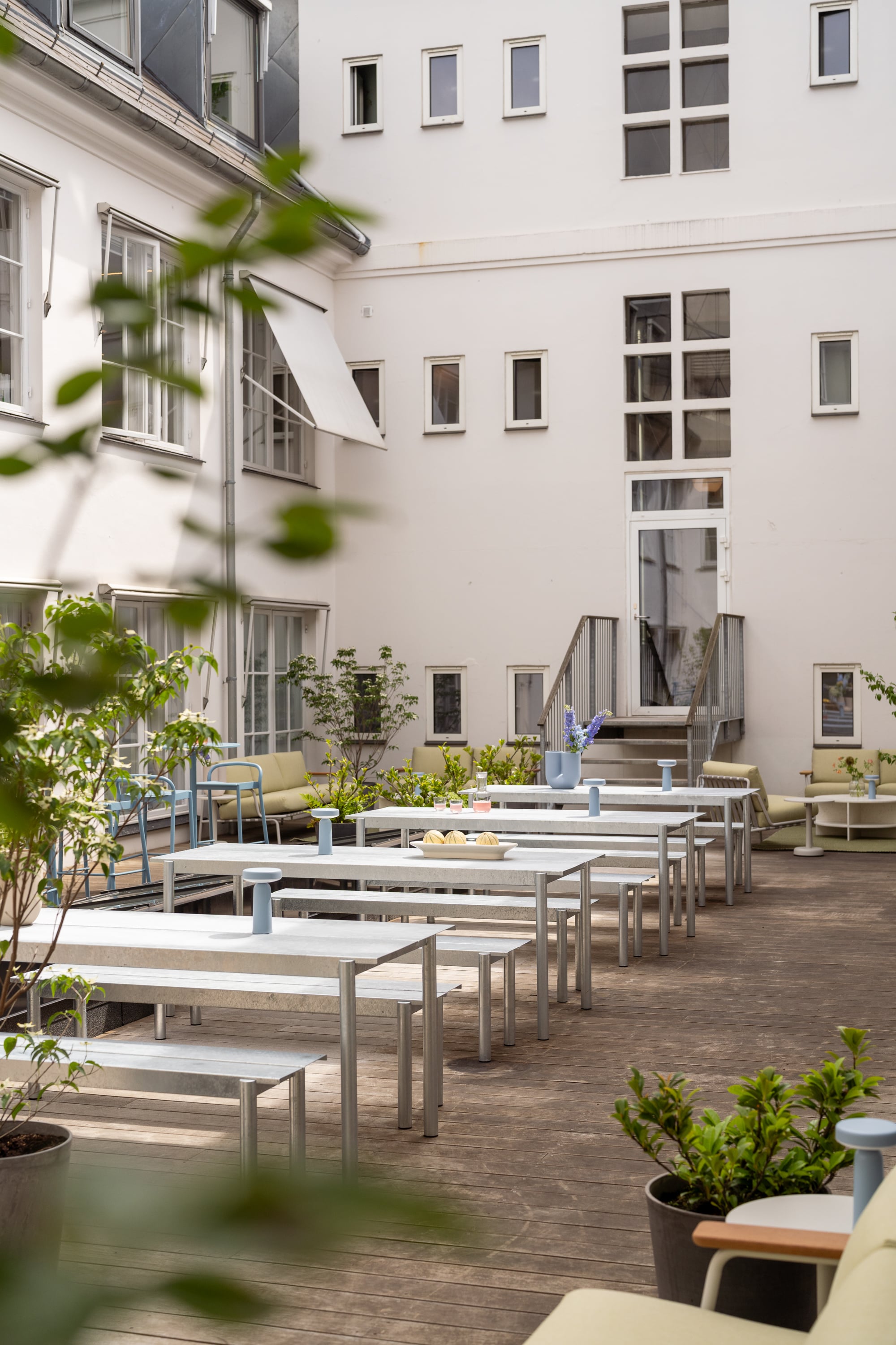 /globalassets/katja--nanna/3days-recap-story/images/muuto-showroom-3dd-2026-linear-steel-table-bench-lo-res.jpg?revision=639172956880000000