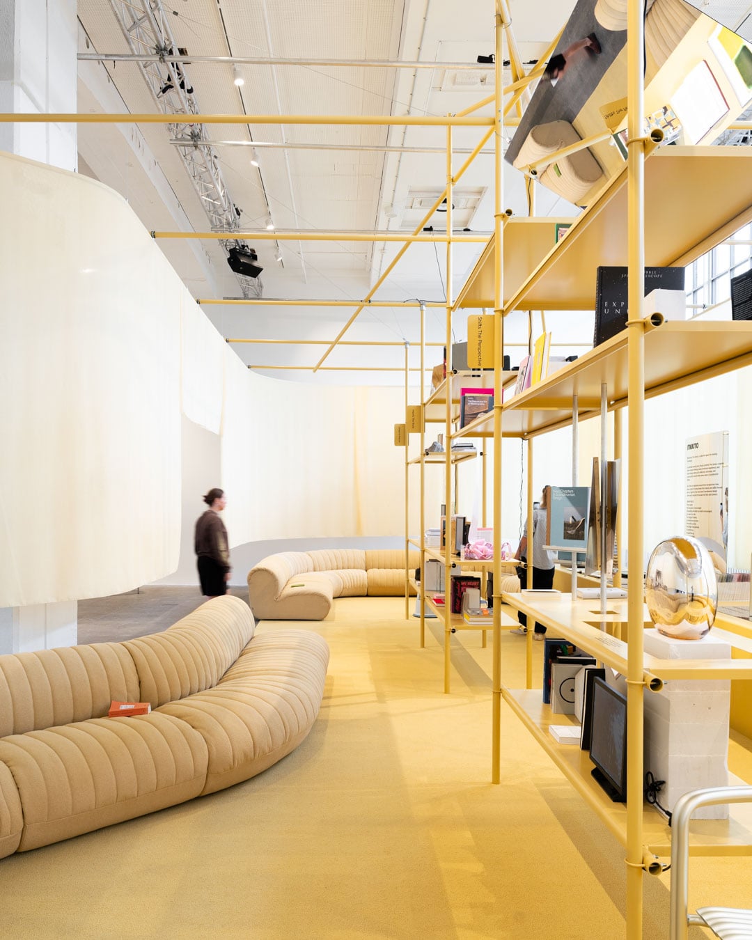 /globalassets/katja--nanna/3days-recap-story/images/muuto_library_some_4x5_14.jpg?revision=639173676480000000