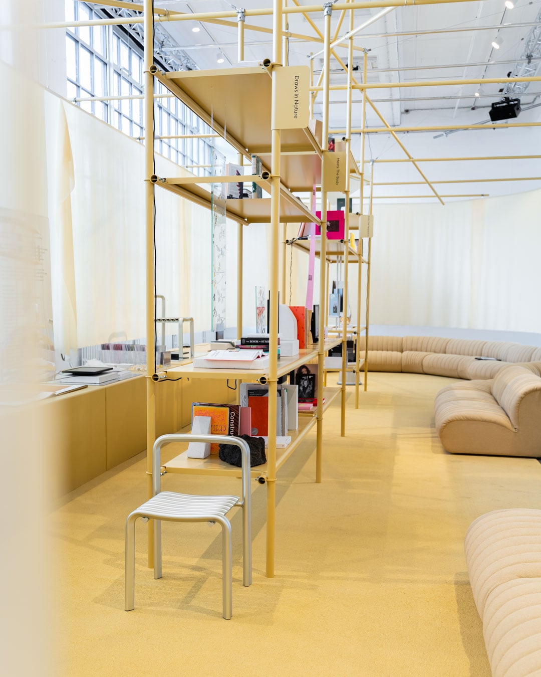 /globalassets/katja--nanna/3days-recap-story/images/muuto_library_some_4x5_27.jpg?revision=639173676510000000